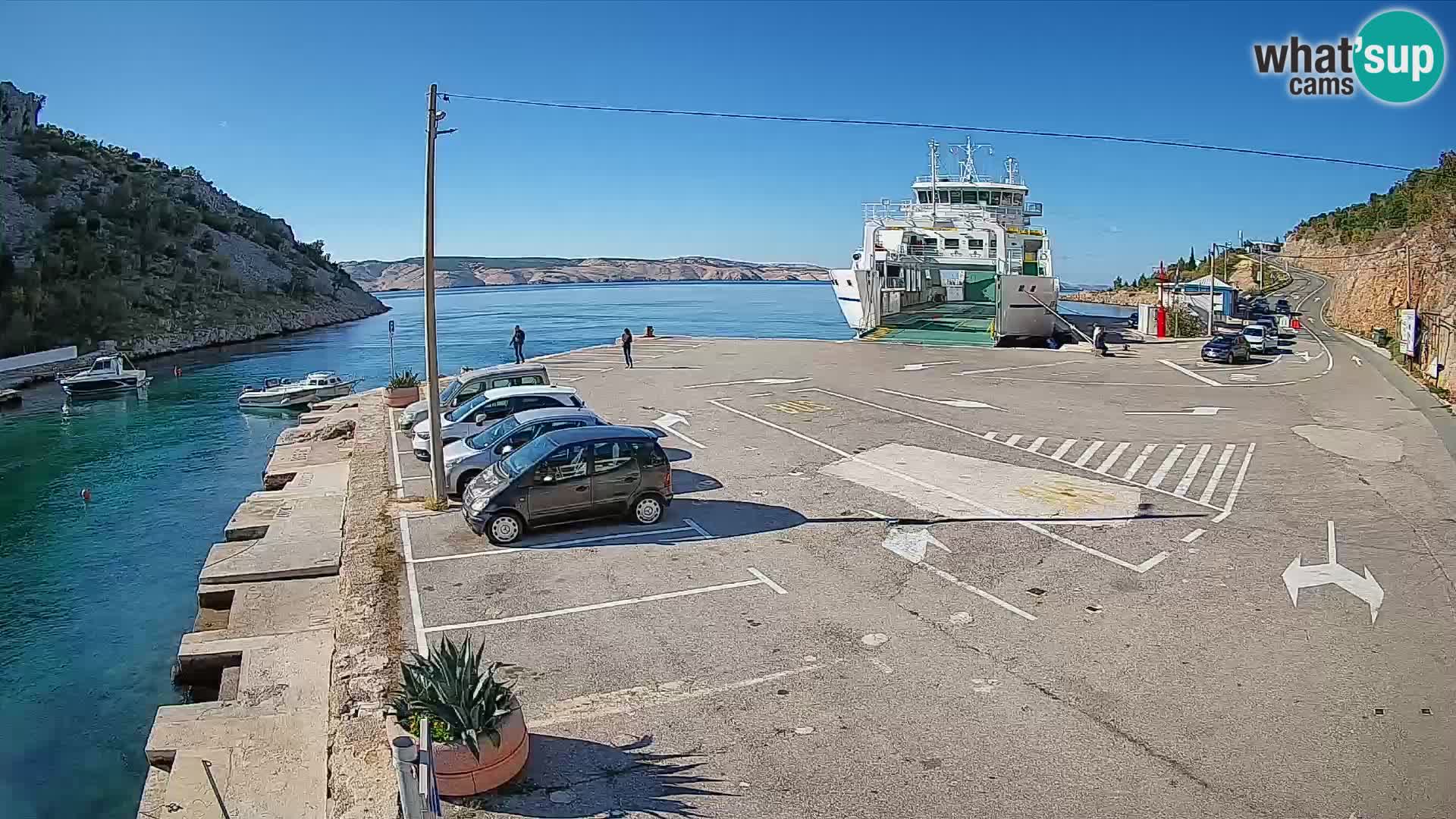 Spletna kamera trajektno pristanišče Prizna – proti otoku Pag