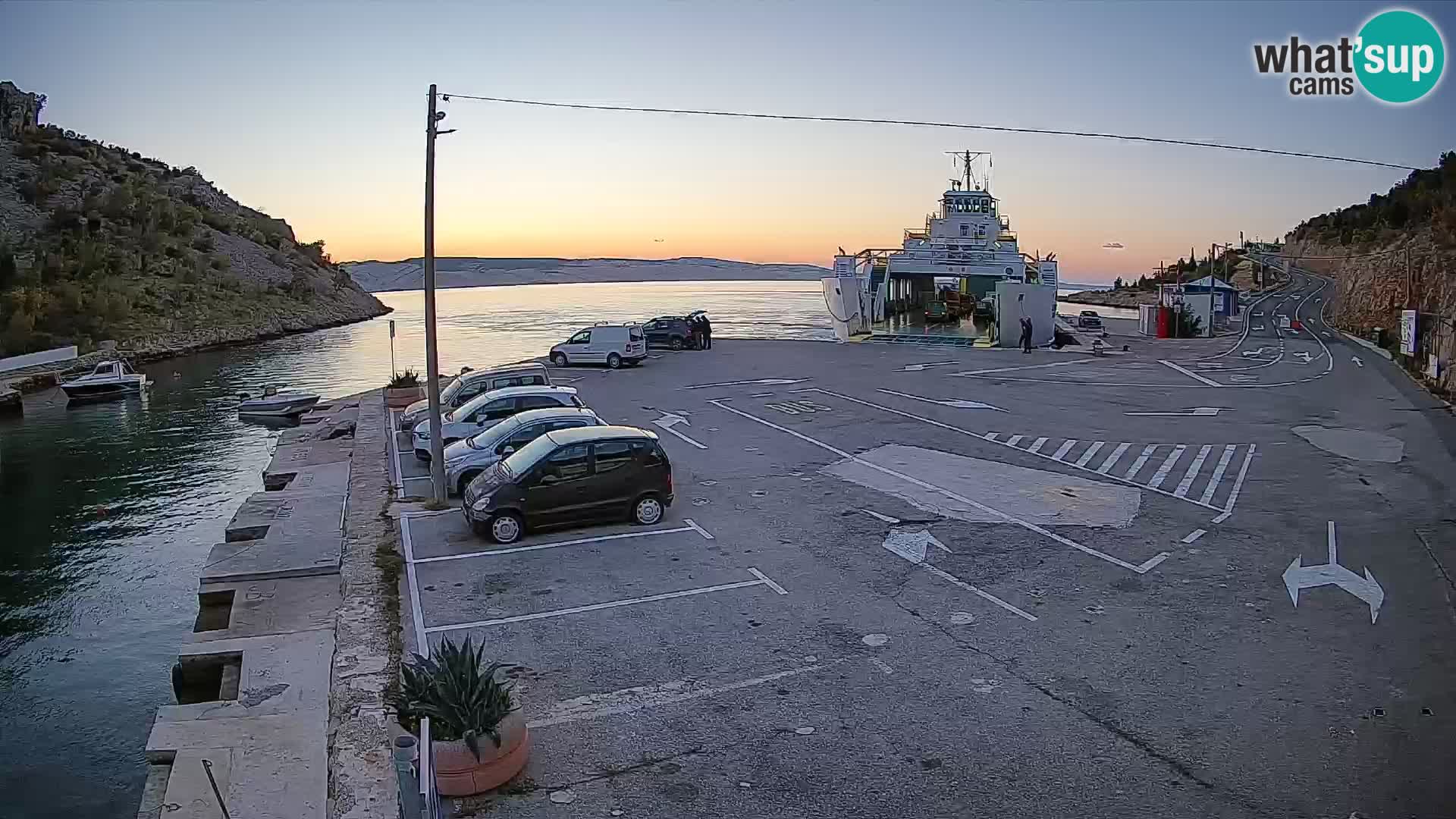 Webcam del puerto de ferris de Prizna – hacia la isla de Pag