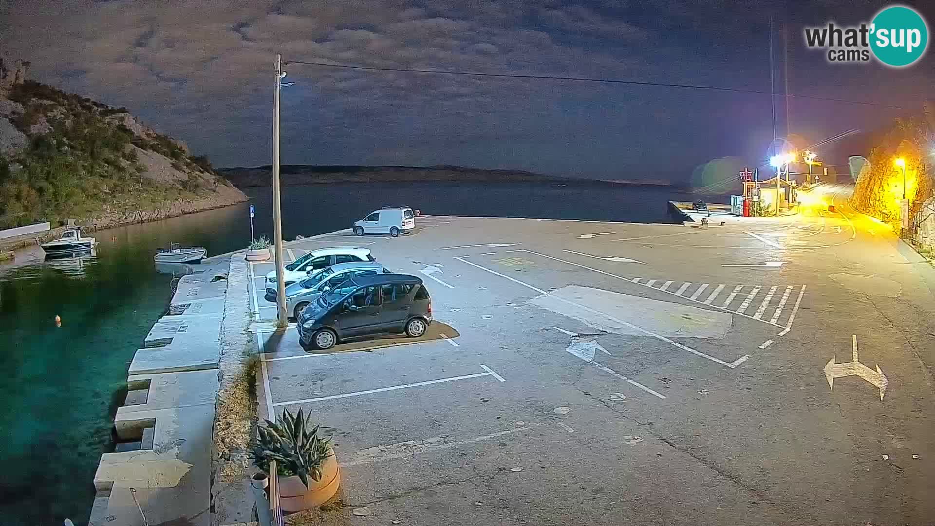 Spletna kamera trajektno pristanišče Prizna – proti otoku Pag