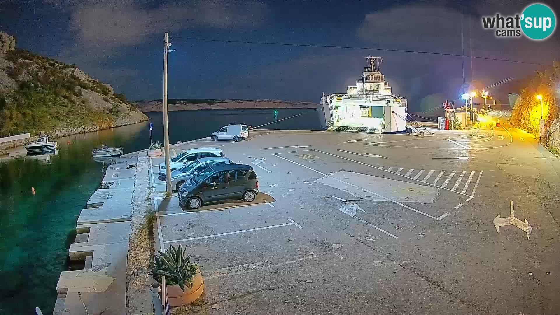 Spletna kamera trajektno pristanišče Prizna – proti otoku Pag