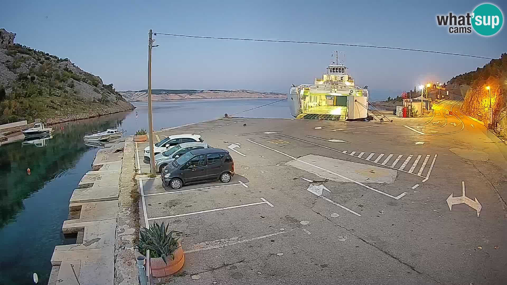 Spletna kamera trajektno pristanišče Prizna – proti otoku Pag