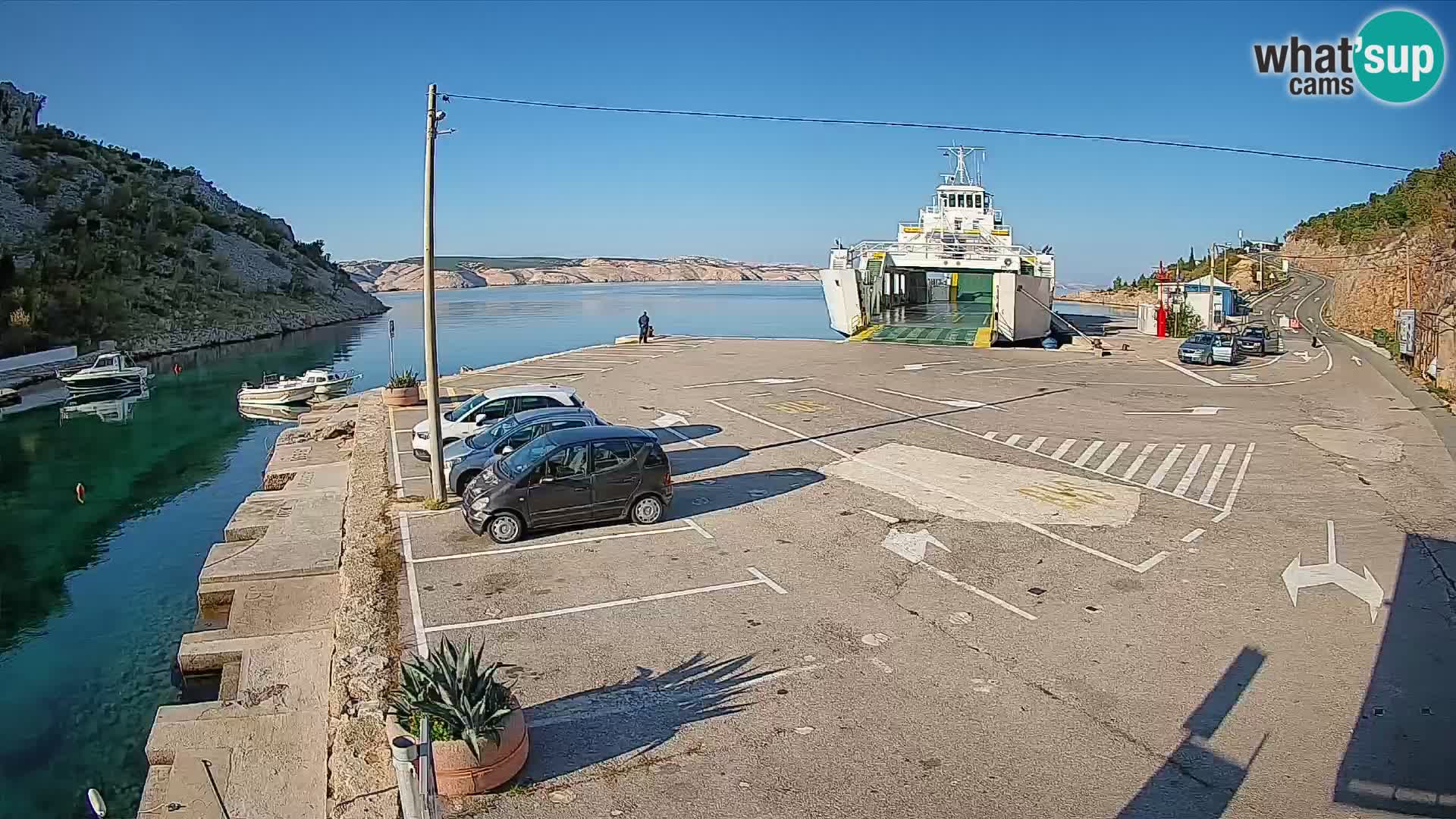 Spletna kamera trajektno pristanišče Prizna – proti otoku Pag