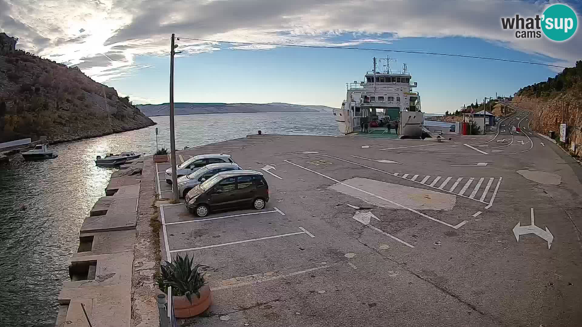 Spletna kamera trajektno pristanišče Prizna – proti otoku Pag