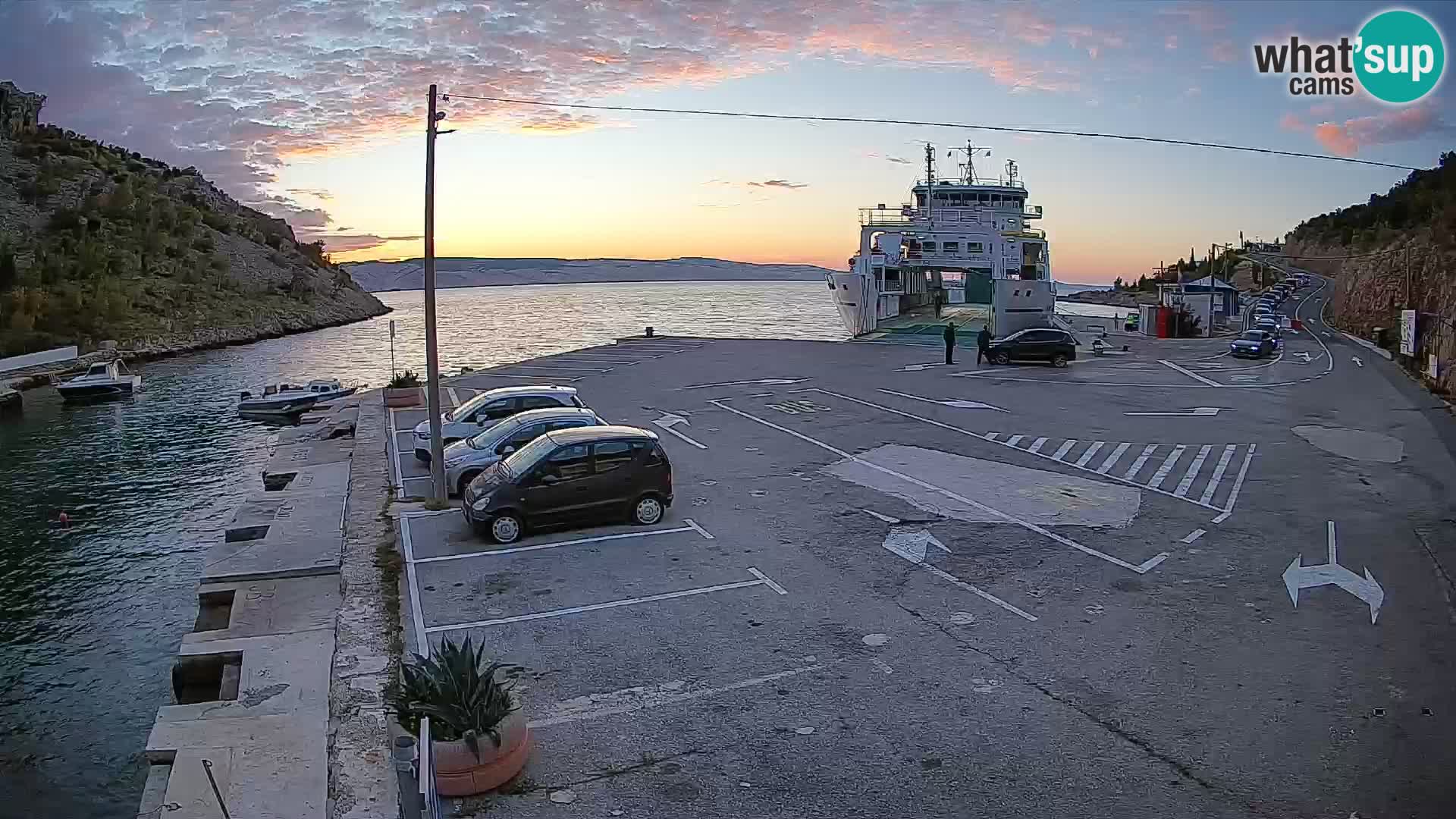 Webcam del puerto de ferris de Prizna – hacia la isla de Pag