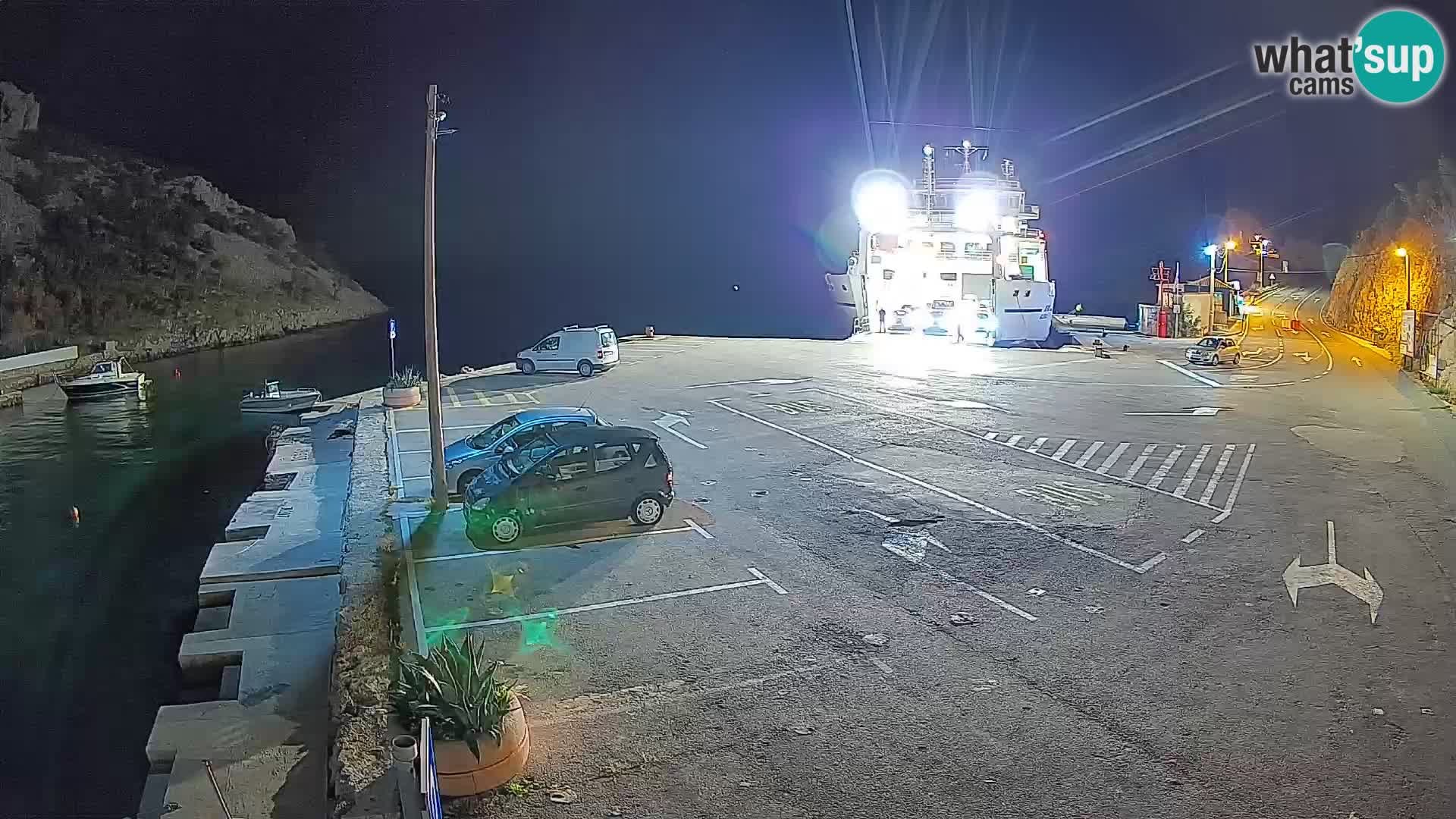 Spletna kamera trajektno pristanišče Prizna – proti otoku Pag