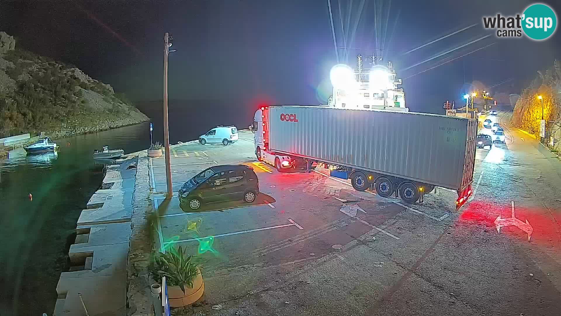 Spletna kamera trajektno pristanišče Prizna – proti otoku Pag