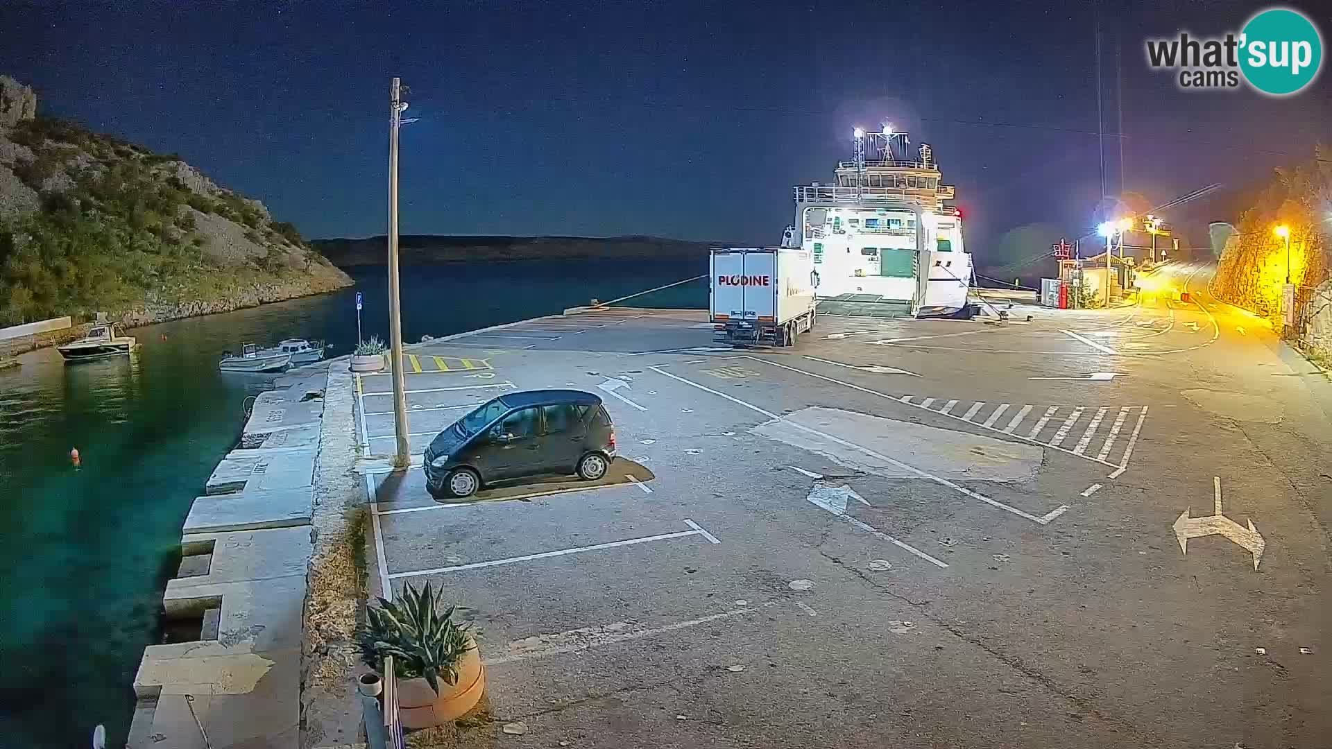 Spletna kamera trajektno pristanišče Prizna – proti otoku Pag