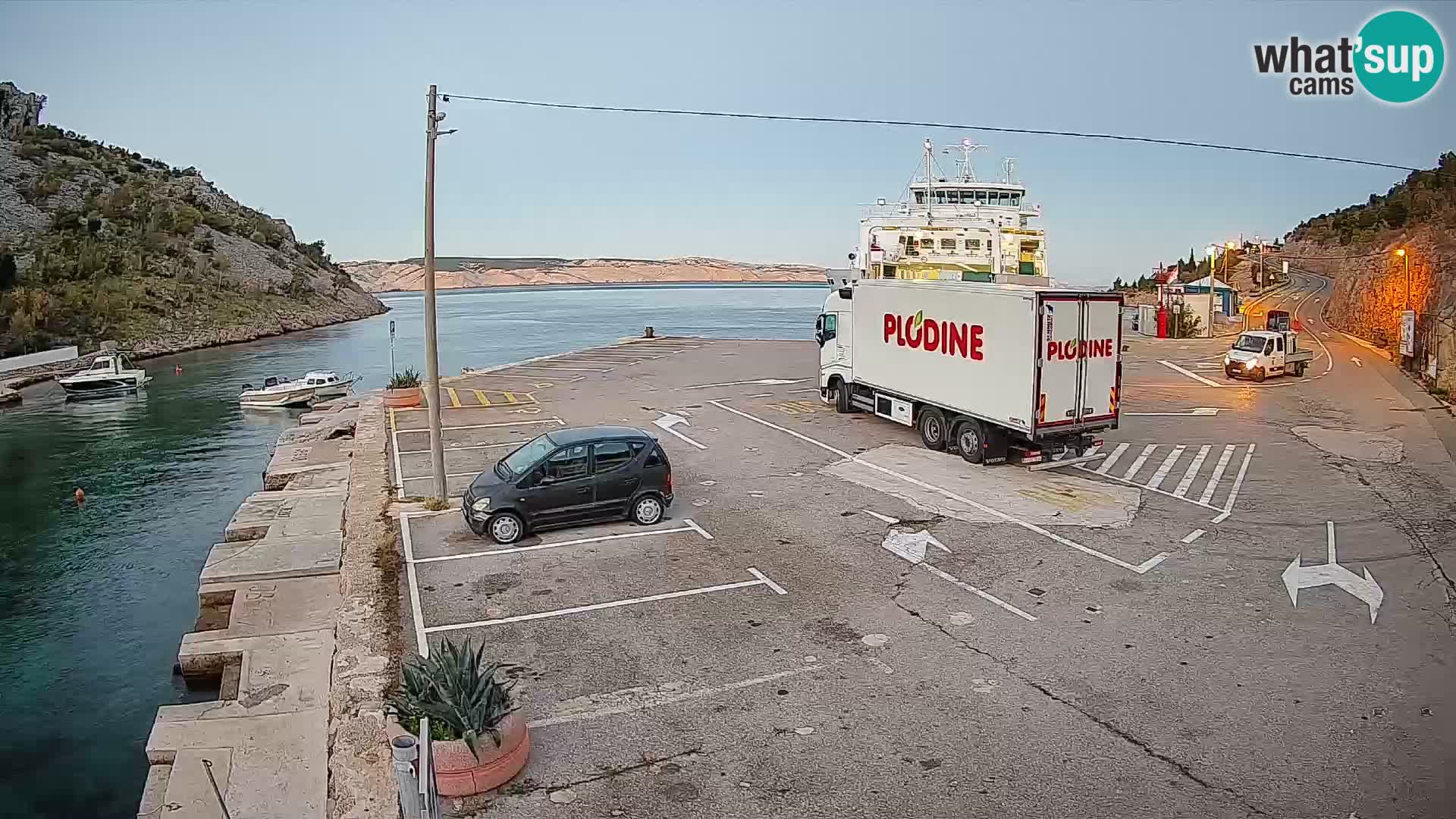 Webcam del puerto de ferris de Prizna – hacia la isla de Pag