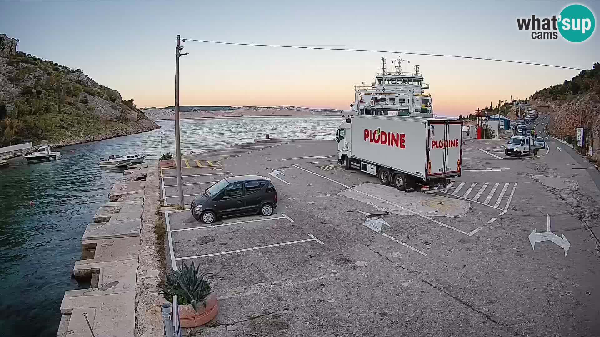 Spletna kamera trajektno pristanišče Prizna – proti otoku Pag