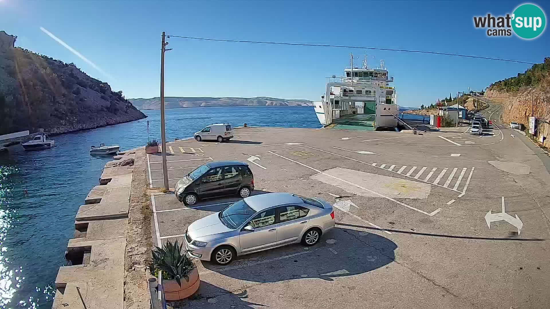 Spletna kamera trajektno pristanišče Prizna – proti otoku Pag