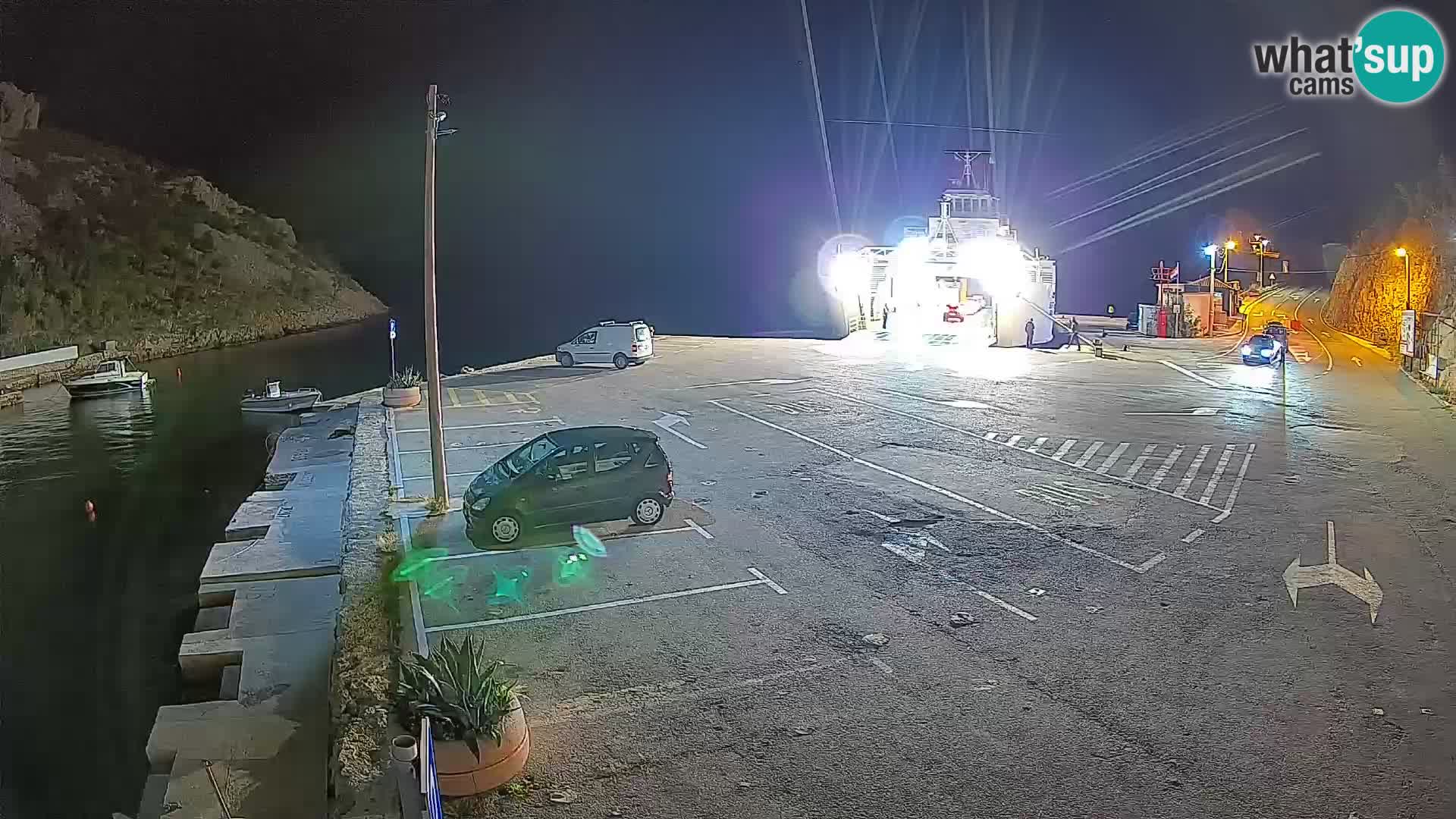 Spletna kamera trajektno pristanišče Prizna – proti otoku Pag