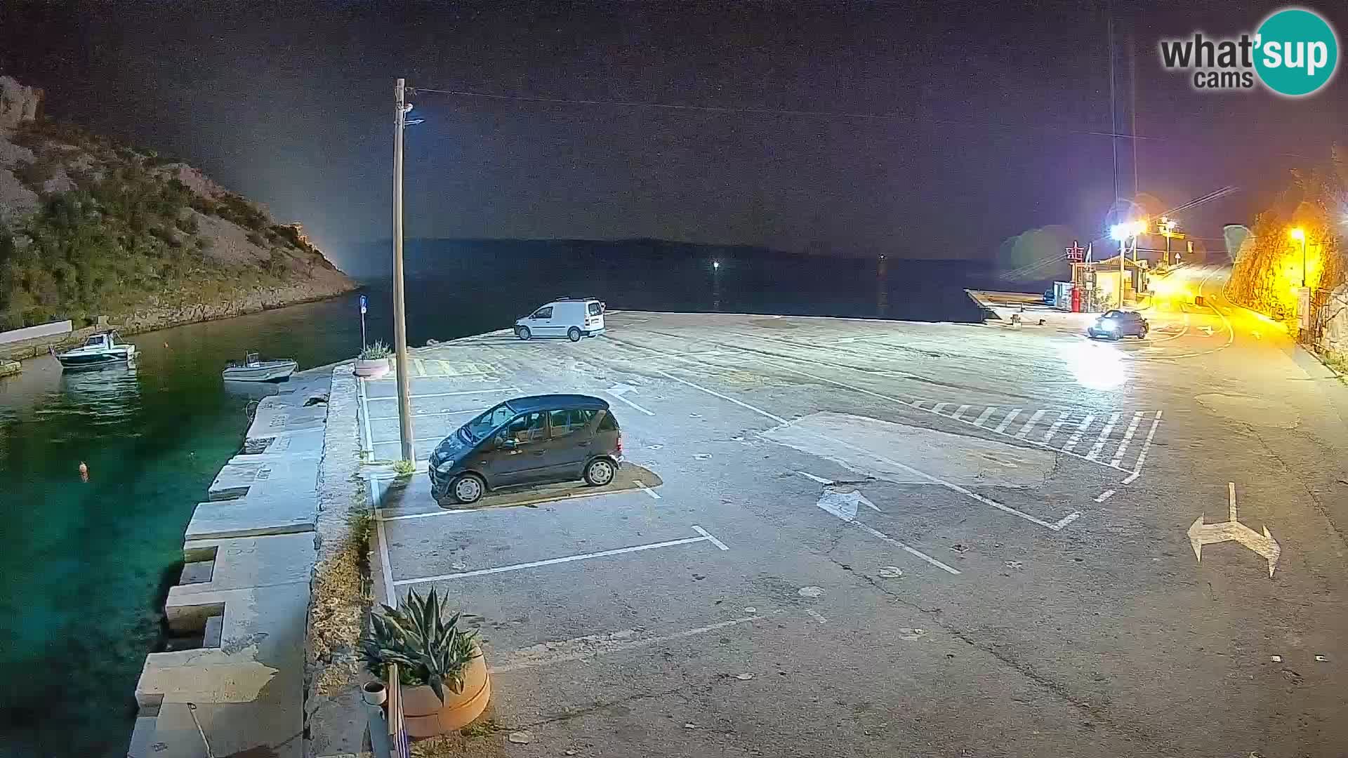 Spletna kamera trajektno pristanišče Prizna – proti otoku Pag