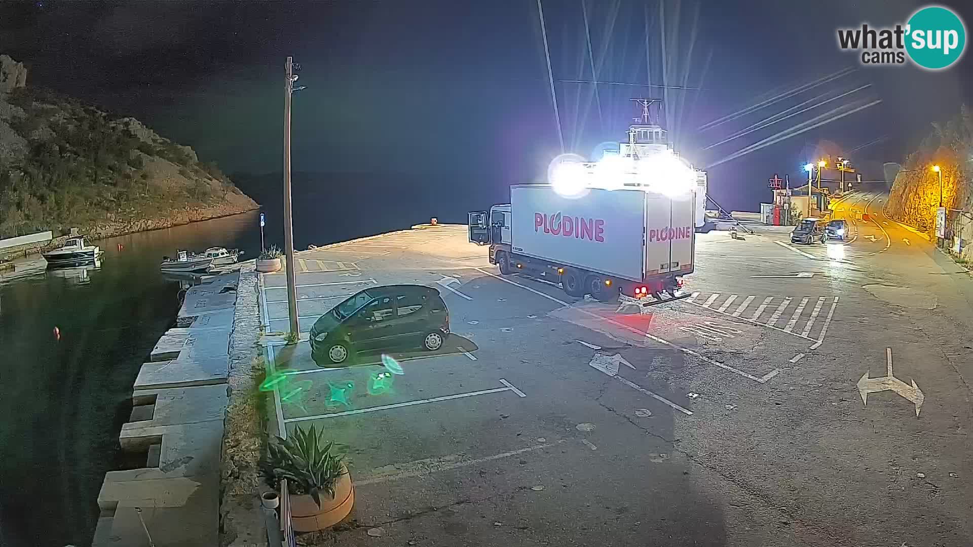 Spletna kamera trajektno pristanišče Prizna – proti otoku Pag