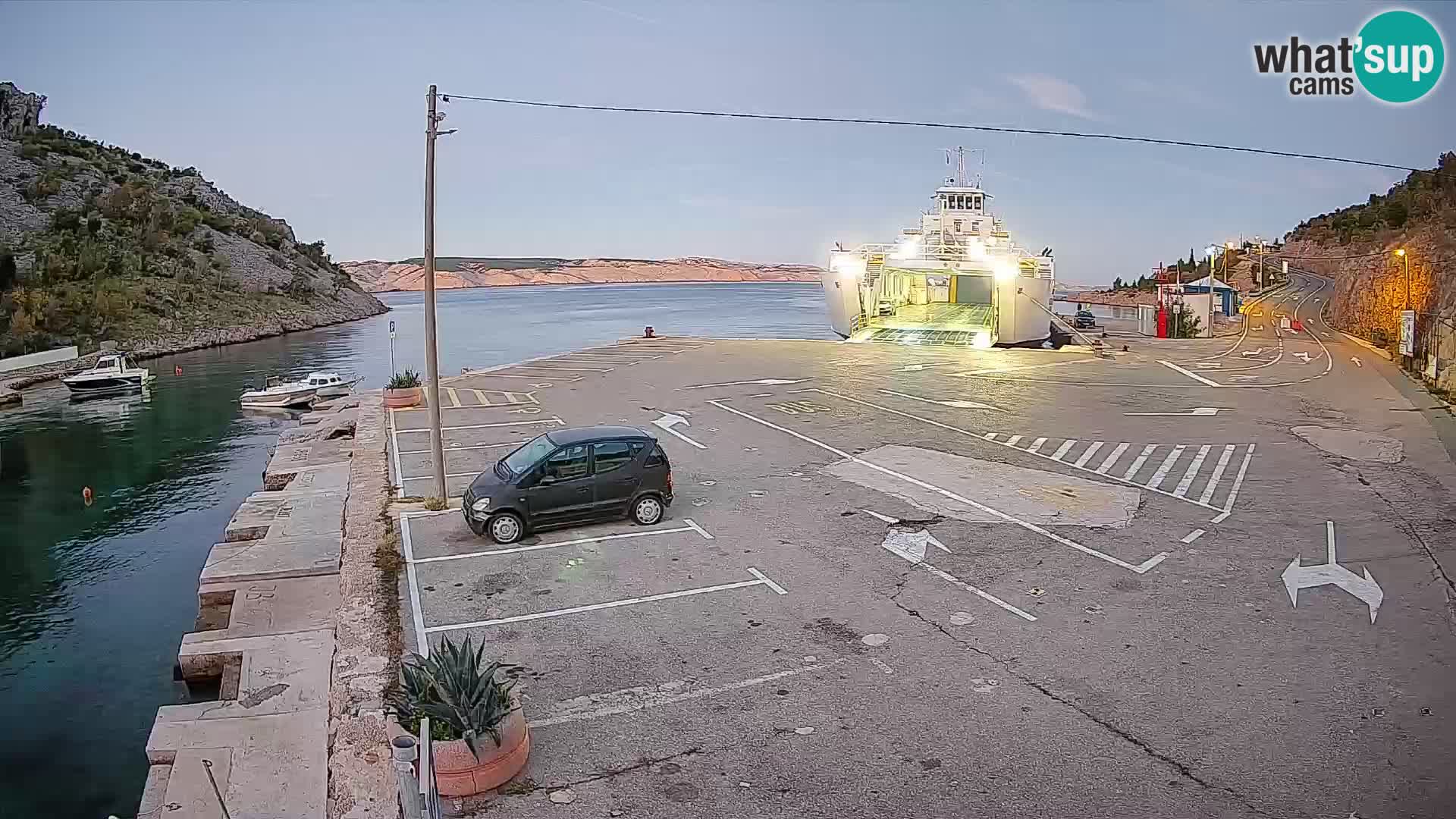 Webcam del puerto de ferris de Prizna – hacia la isla de Pag