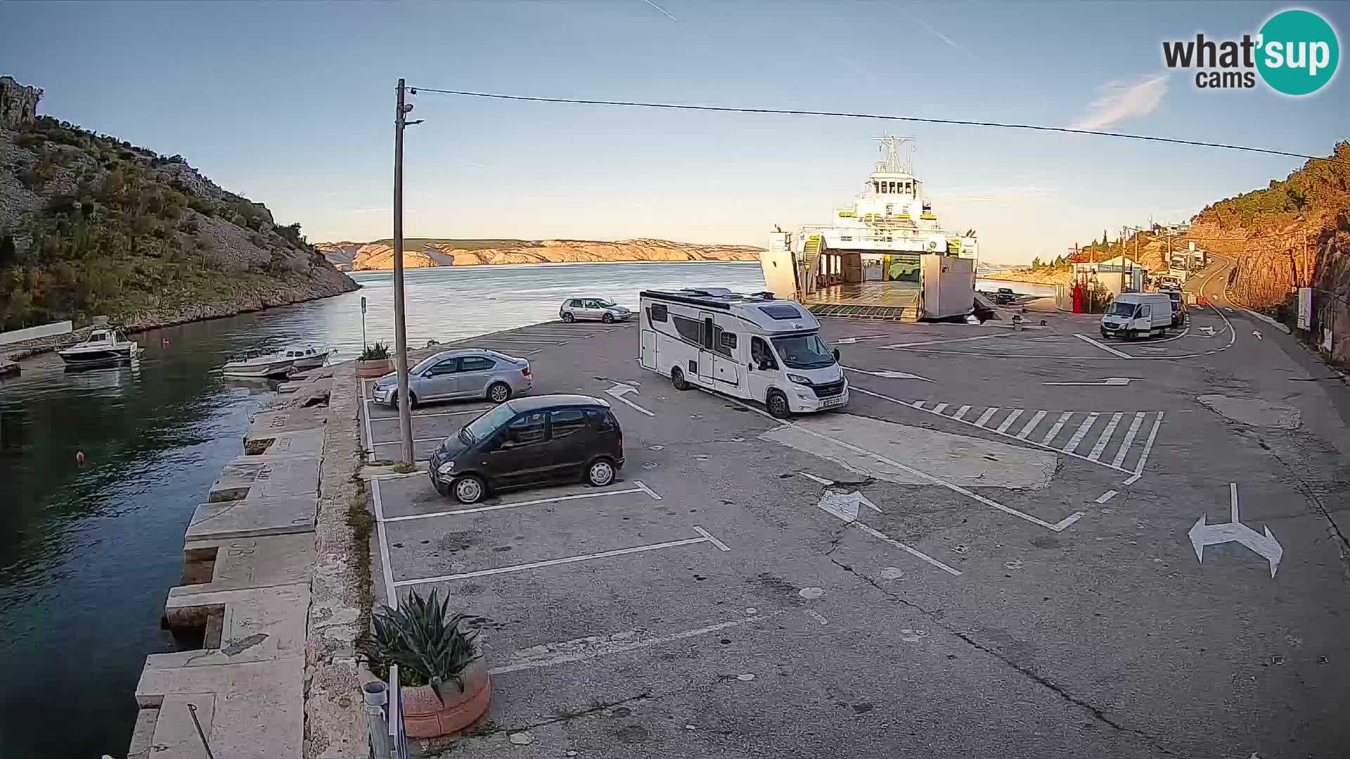 Spletna kamera trajektno pristanišče Prizna – proti otoku Pag