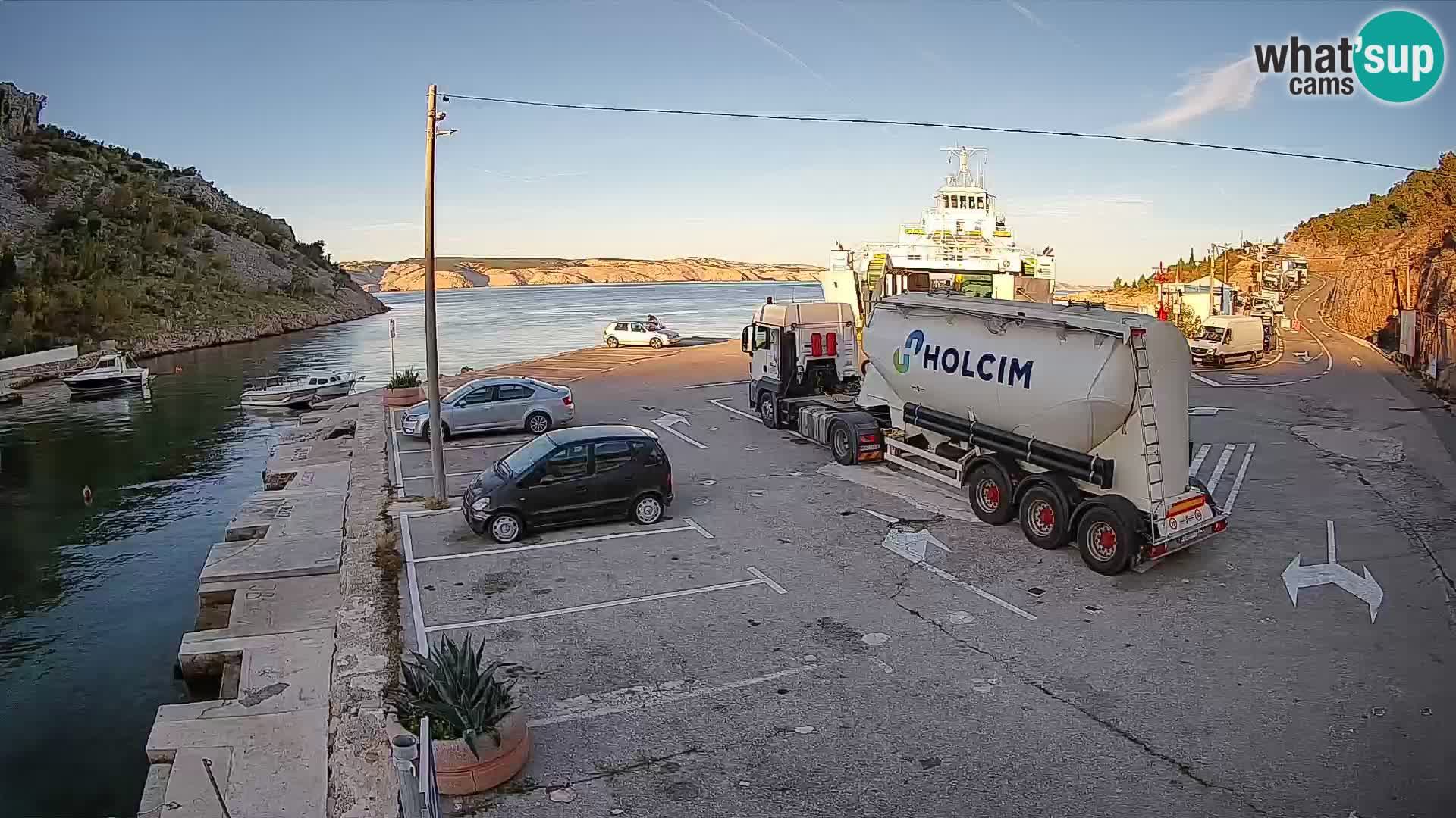 Webcam del puerto de ferris de Prizna – hacia la isla de Pag