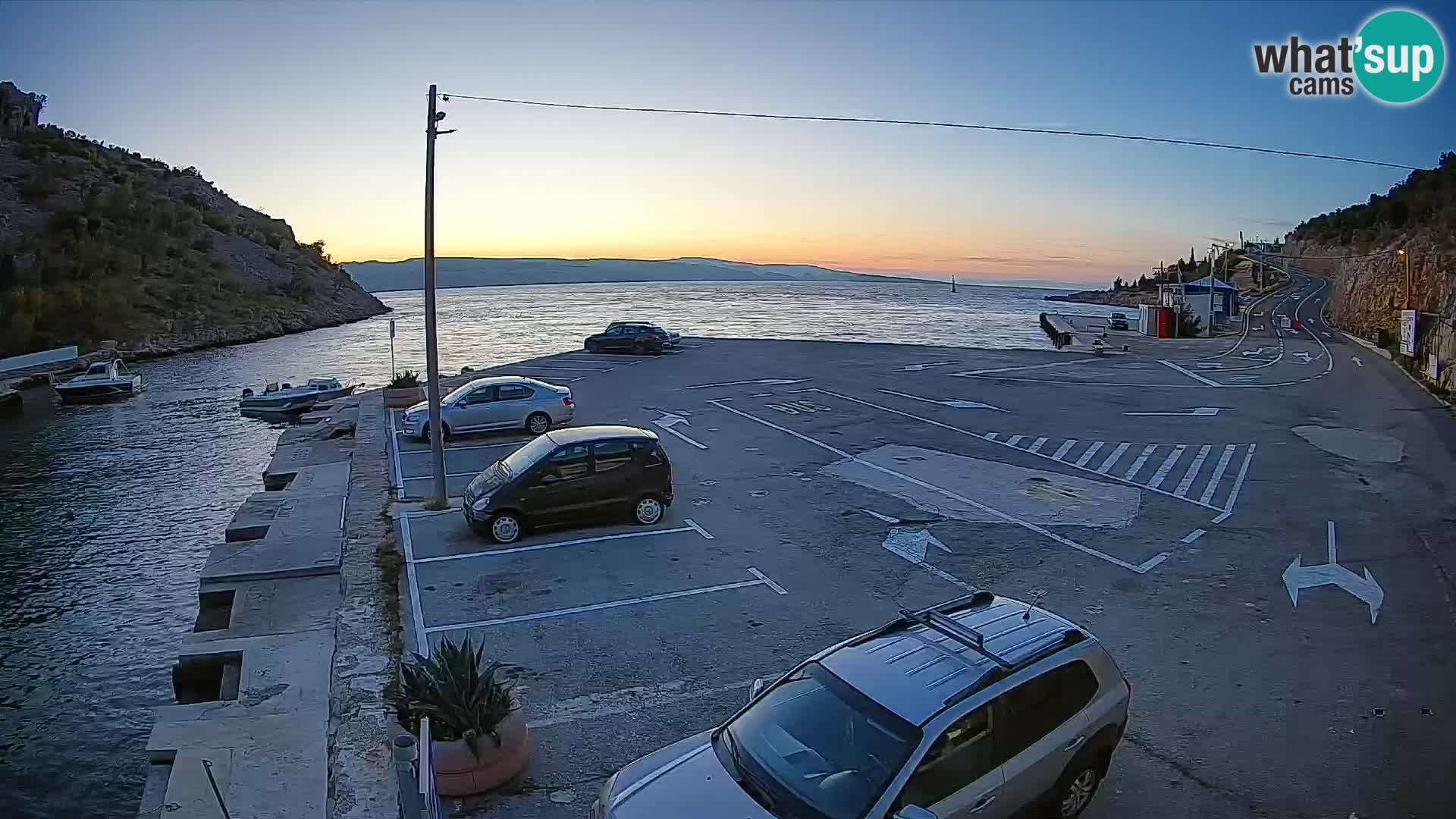 Spletna kamera trajektno pristanišče Prizna – proti otoku Pag