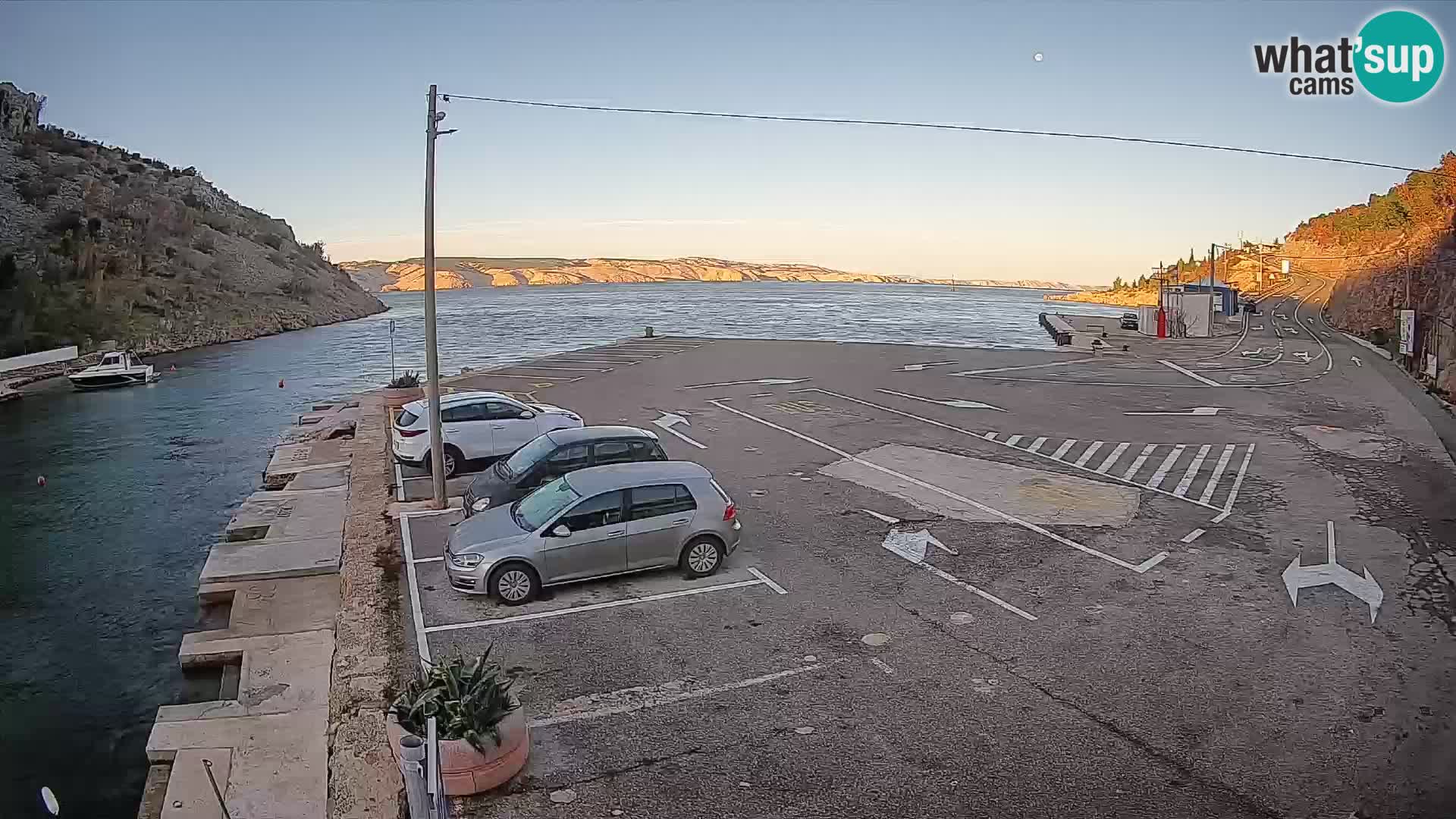 Webcam del puerto de ferris de Prizna – hacia la isla de Pag