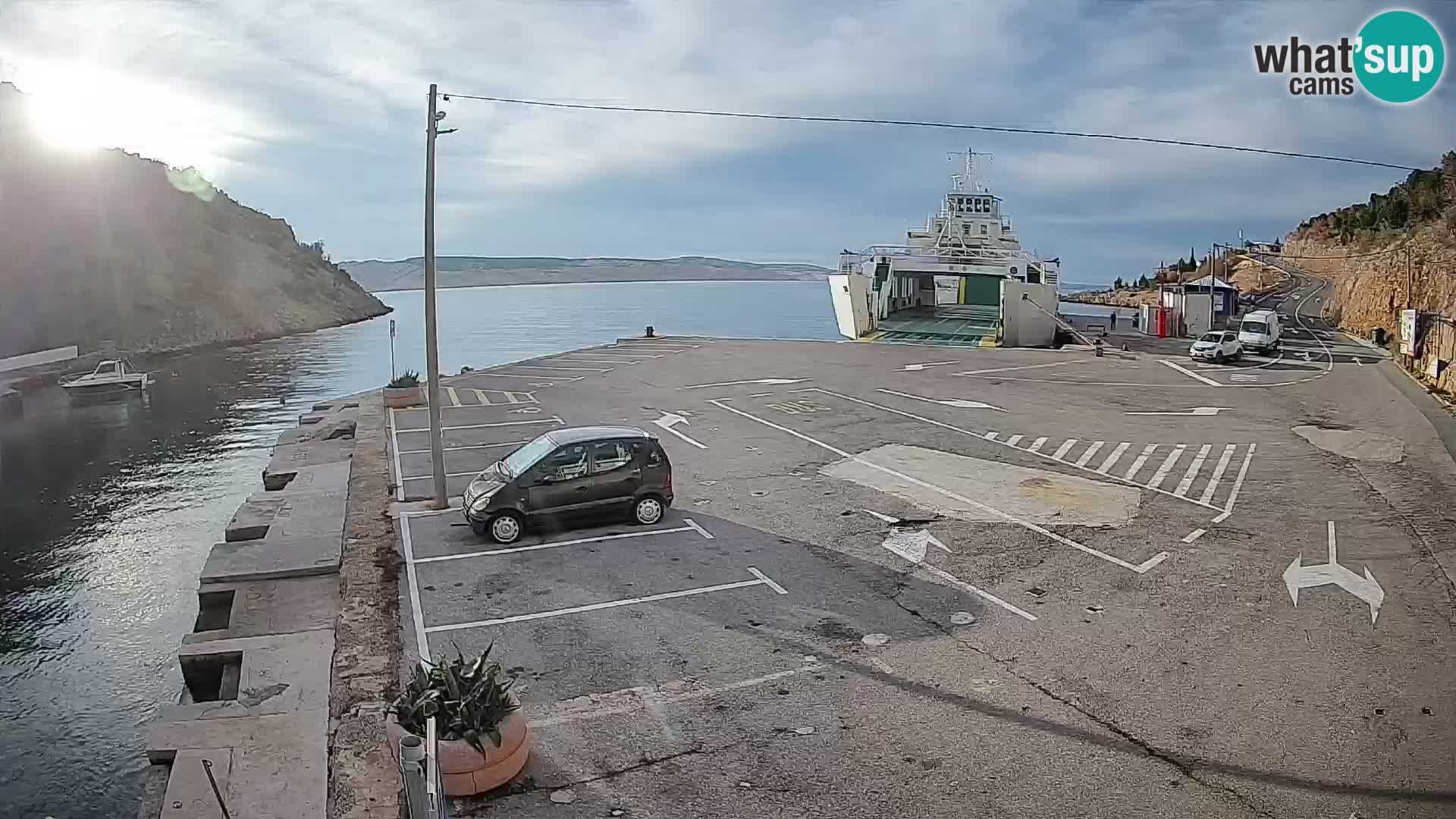 Spletna kamera trajektno pristanišče Prizna – proti otoku Pag