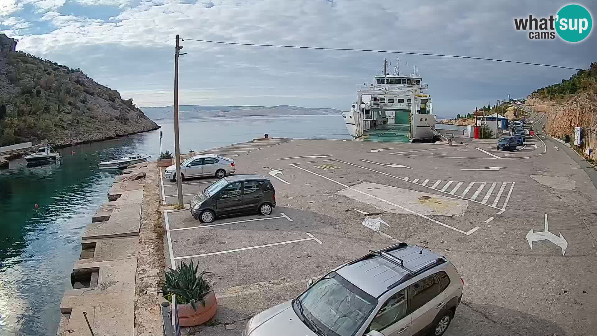 Spletna kamera trajektno pristanišče Prizna – proti otoku Pag