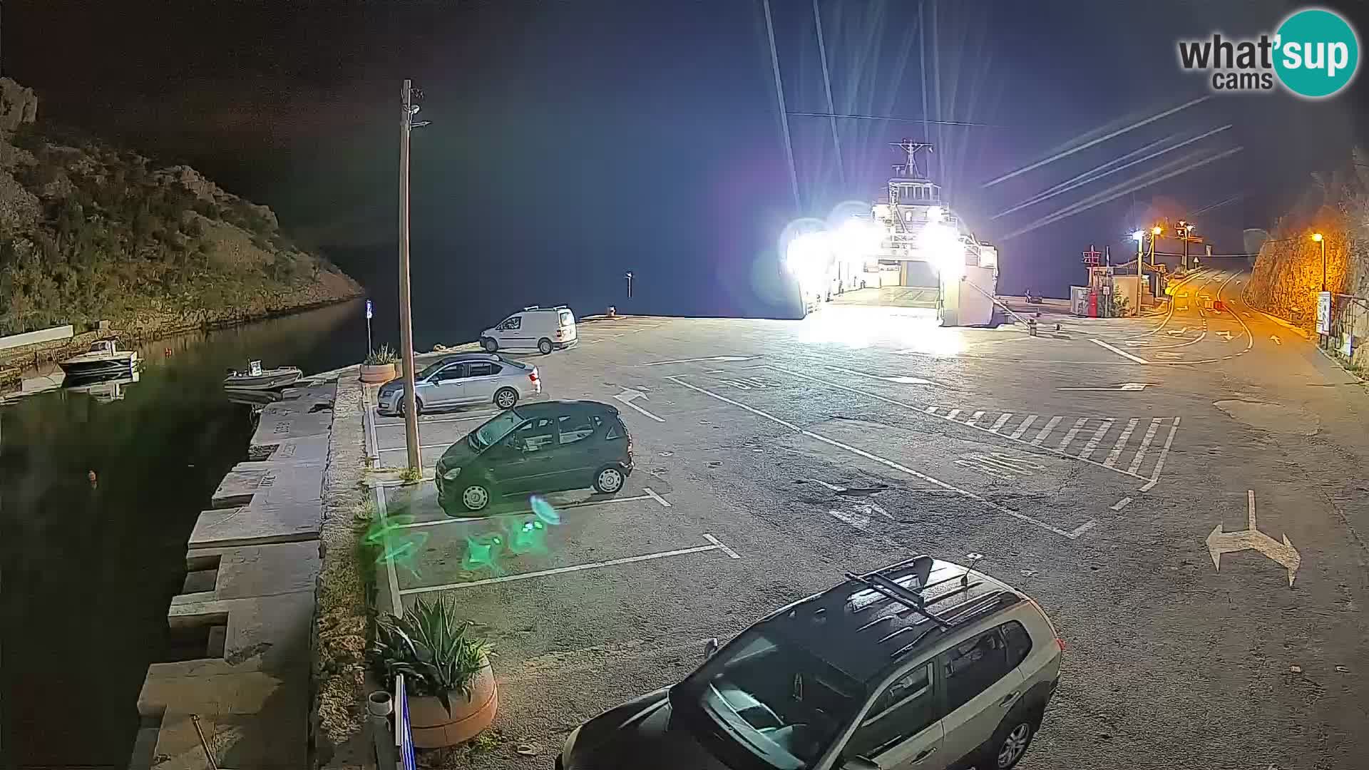 Spletna kamera trajektno pristanišče Prizna – proti otoku Pag