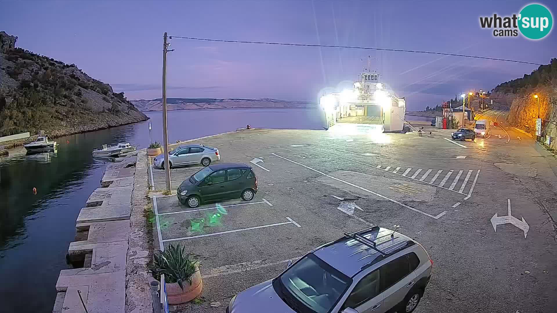 Spletna kamera trajektno pristanišče Prizna – proti otoku Pag