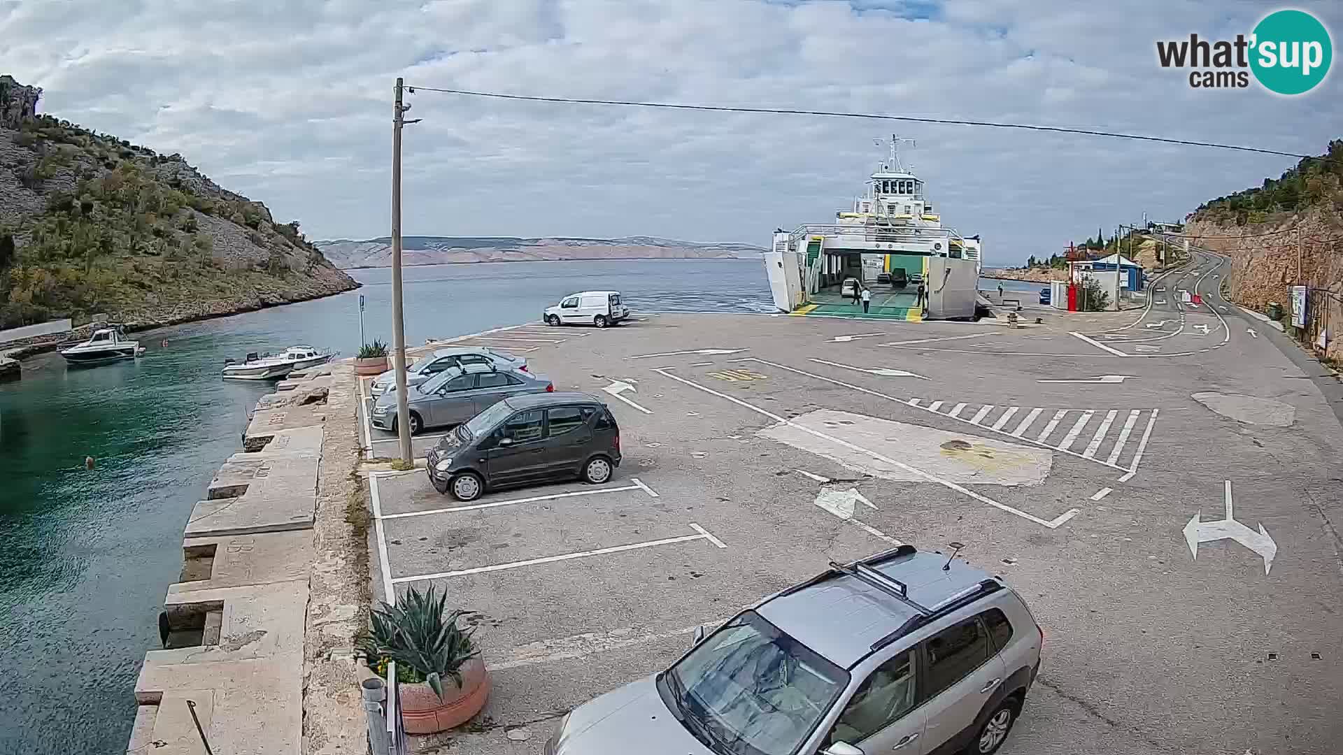 Spletna kamera trajektno pristanišče Prizna – proti otoku Pag