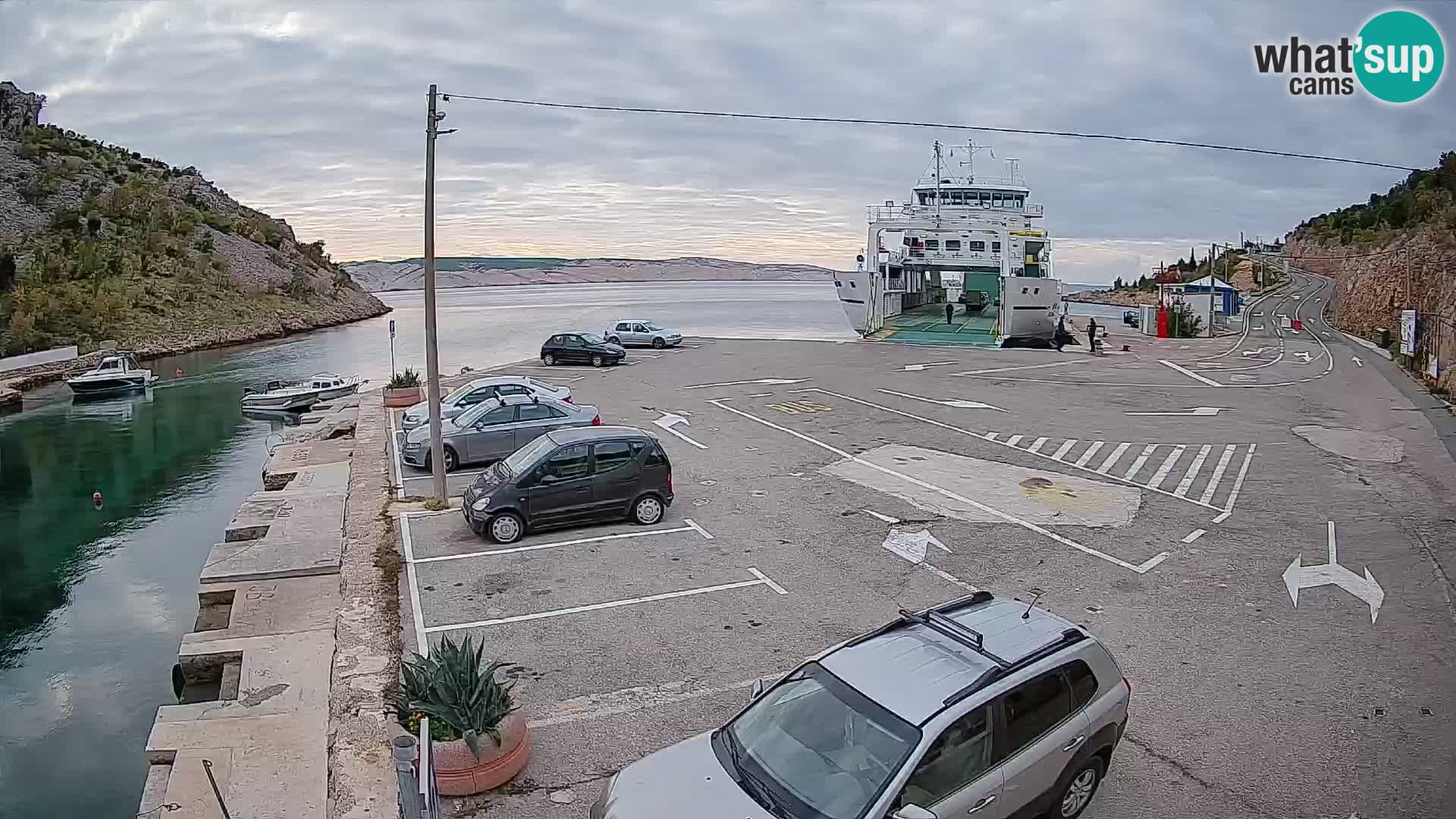 Webcam del puerto de ferris de Prizna – hacia la isla de Pag