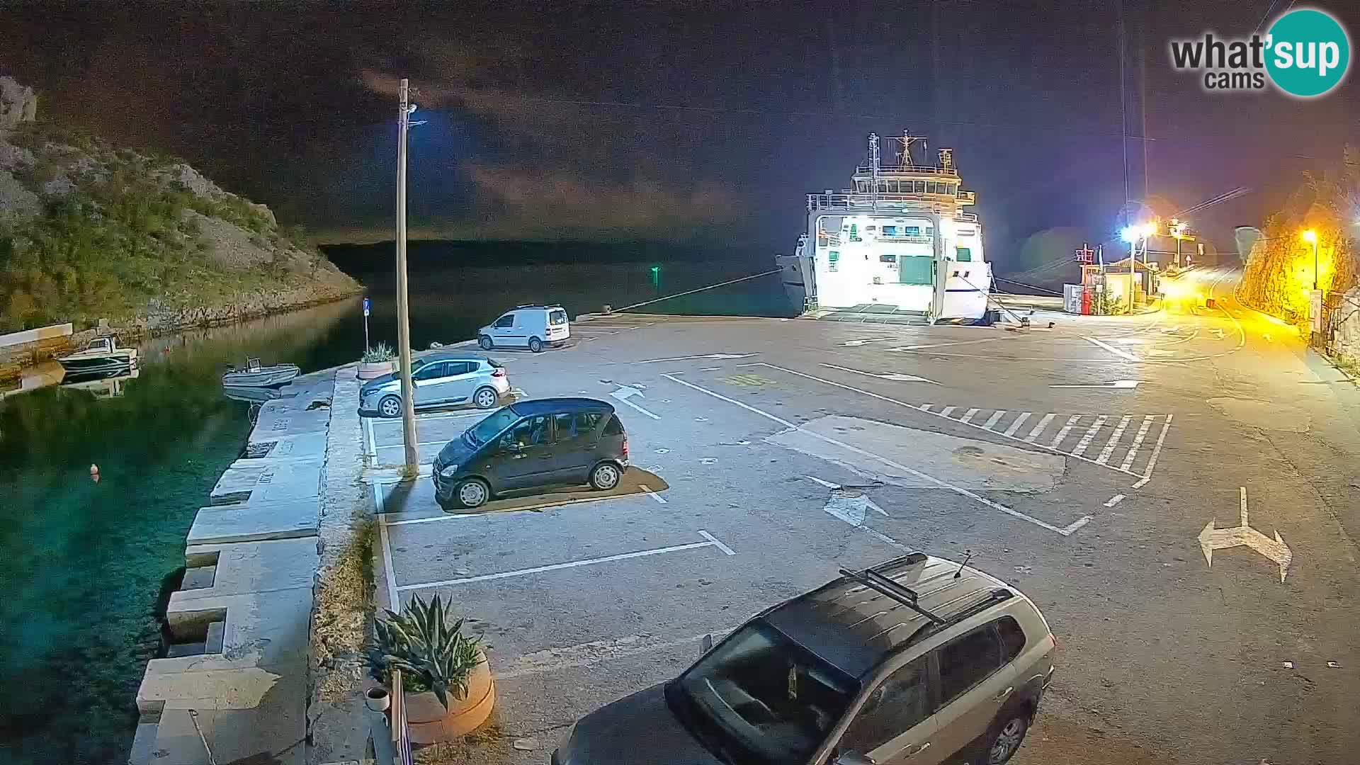 Spletna kamera trajektno pristanišče Prizna – proti otoku Pag