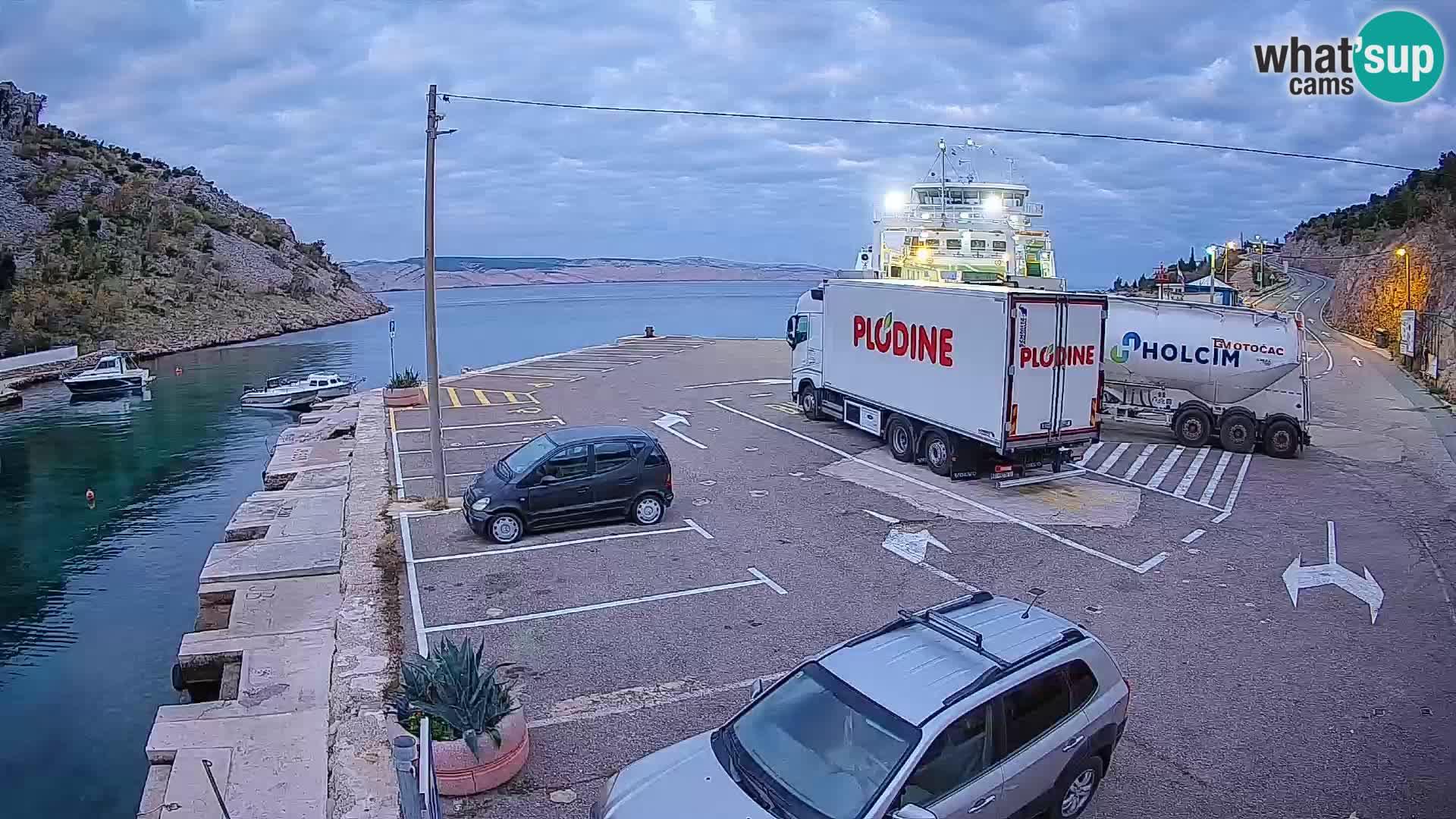 Spletna kamera trajektno pristanišče Prizna – proti otoku Pag