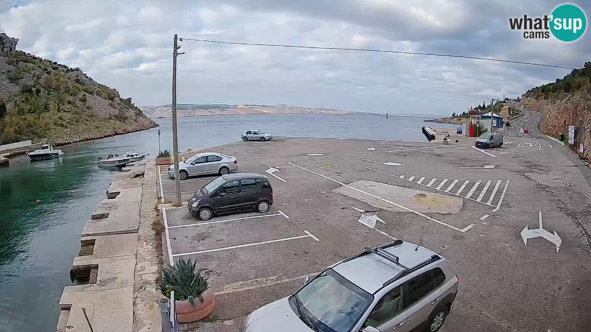 Spletna kamera trajektno pristanišče Prizna – proti otoku Pag