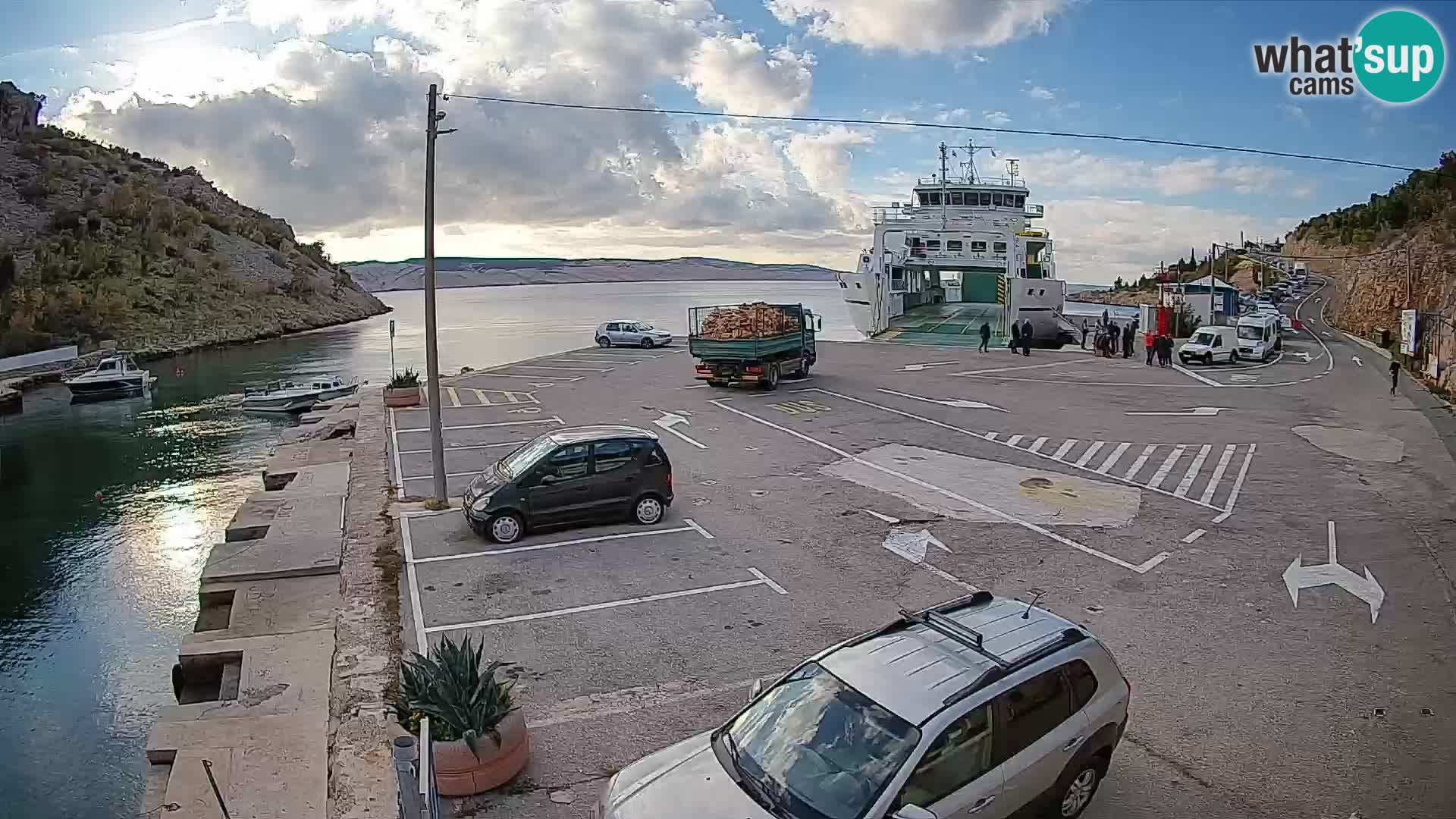 Spletna kamera trajektno pristanišče Prizna – proti otoku Pag