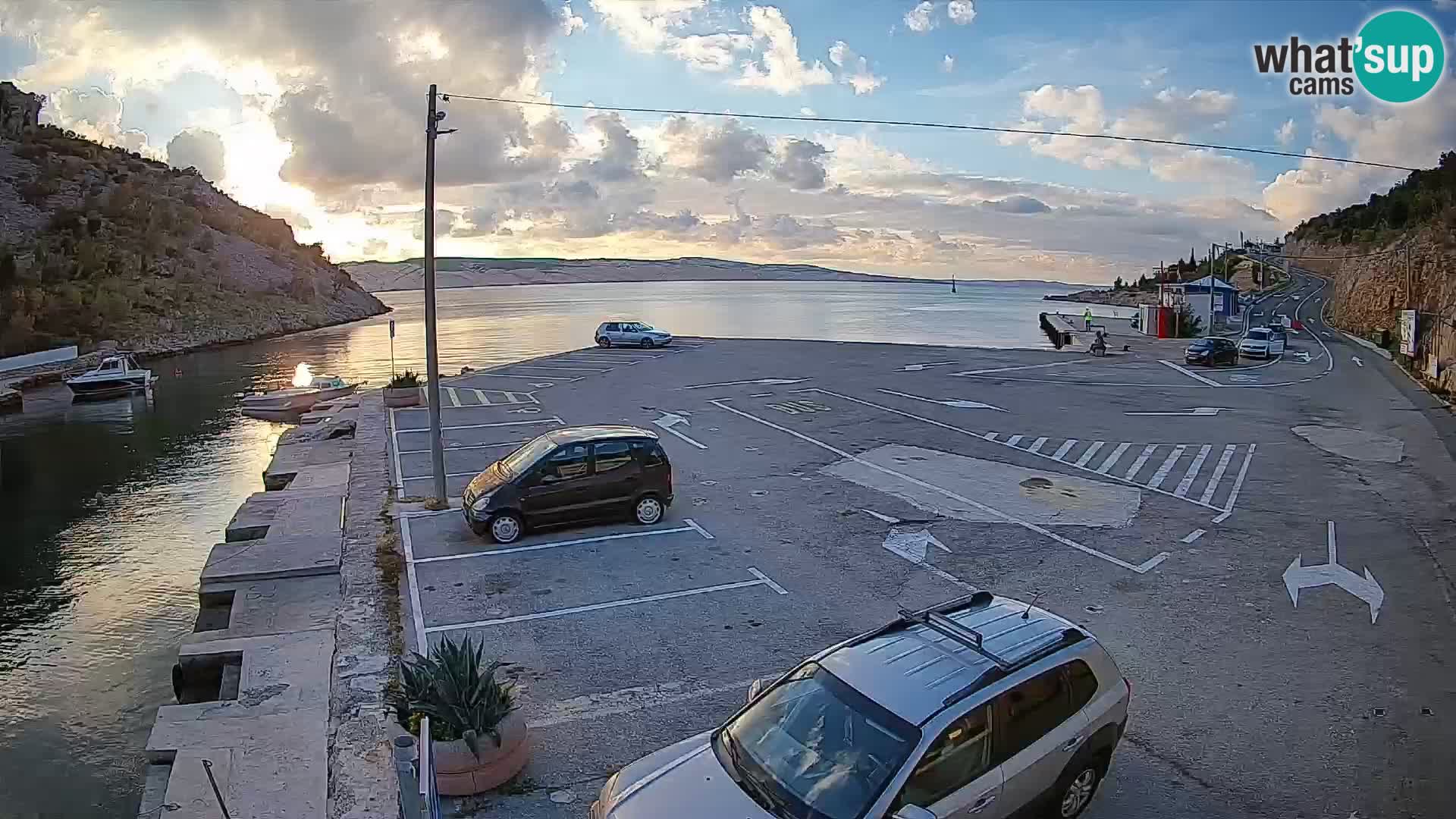 Spletna kamera trajektno pristanišče Prizna – proti otoku Pag