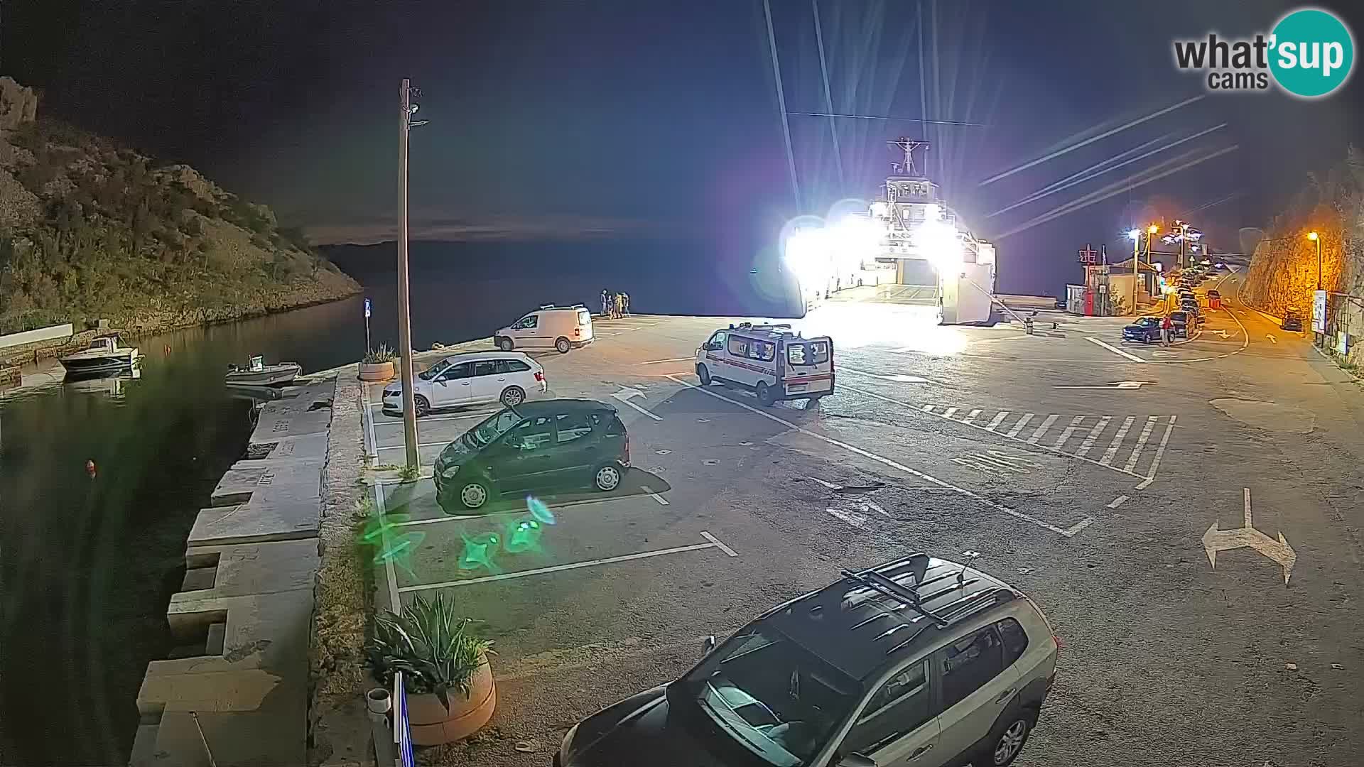 Spletna kamera trajektno pristanišče Prizna – proti otoku Pag