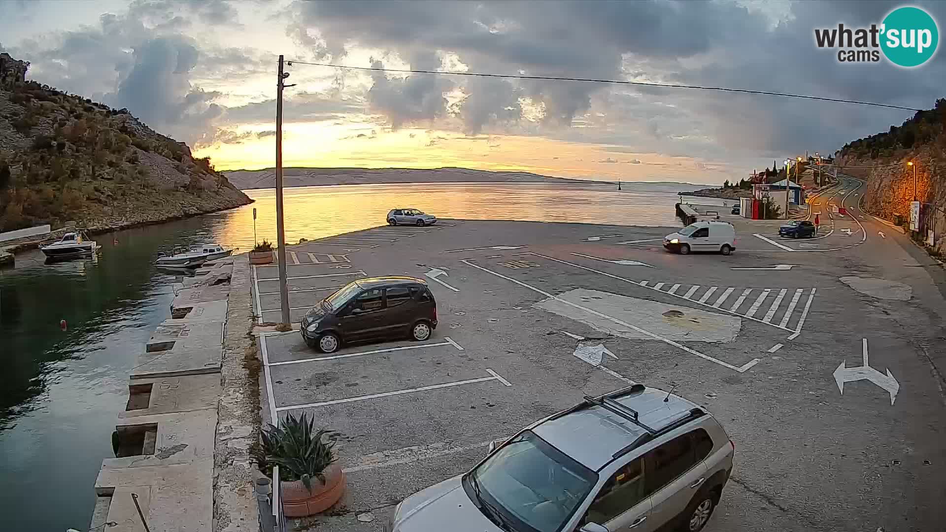 Spletna kamera trajektno pristanišče Prizna – proti otoku Pag