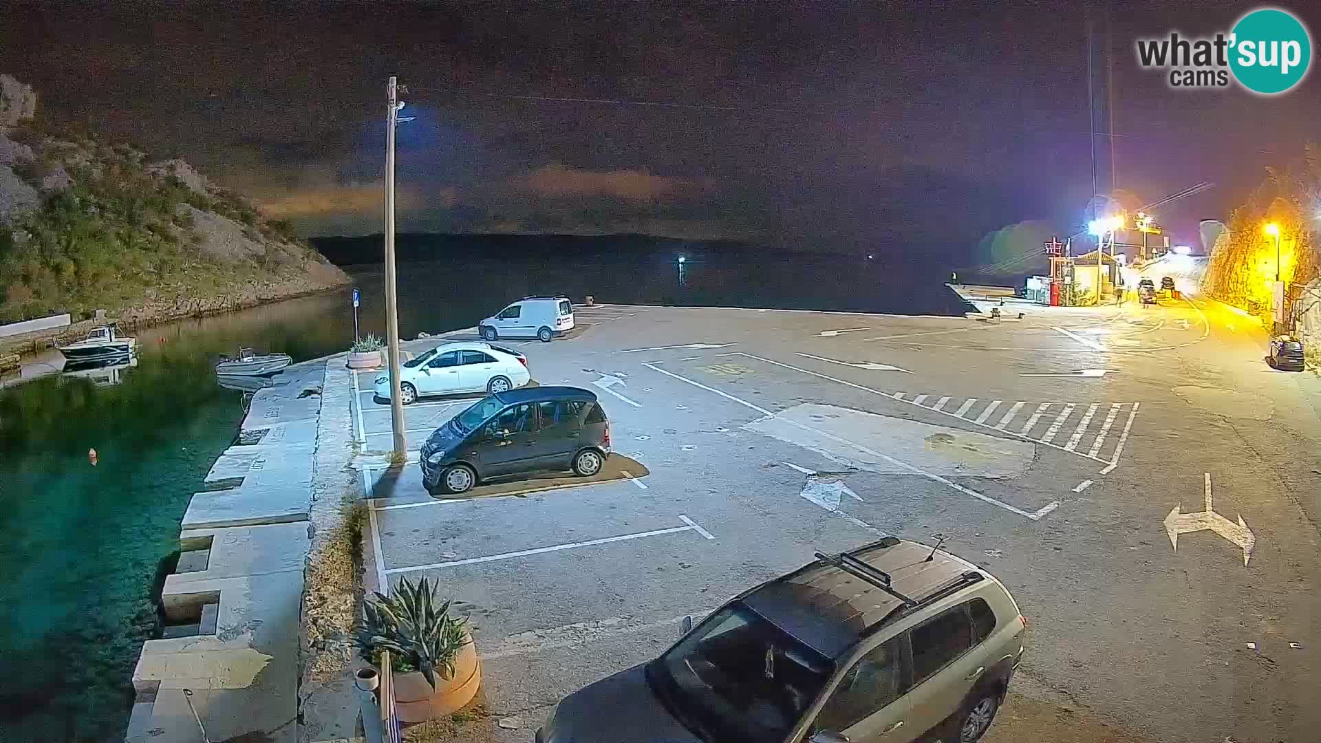 Spletna kamera trajektno pristanišče Prizna – proti otoku Pag