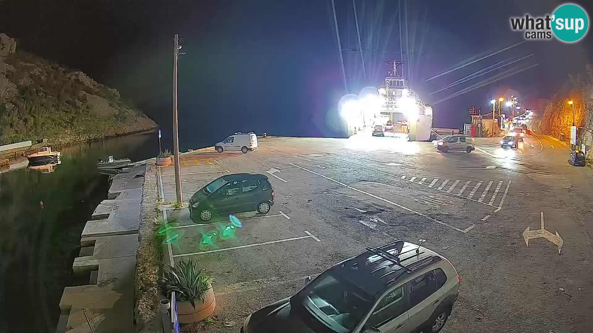 Spletna kamera trajektno pristanišče Prizna – proti otoku Pag