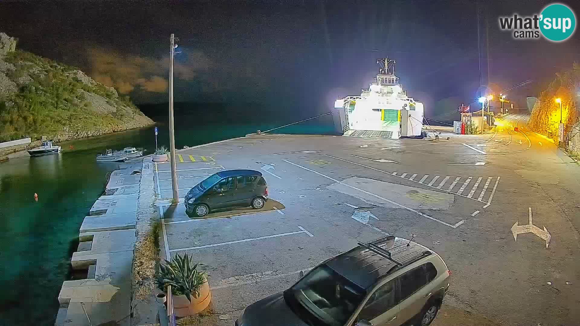 Spletna kamera trajektno pristanišče Prizna – proti otoku Pag