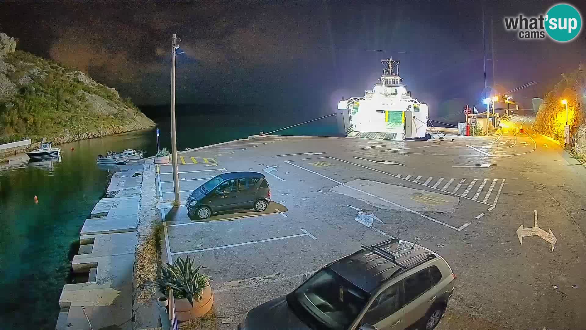 Spletna kamera trajektno pristanišče Prizna – proti otoku Pag