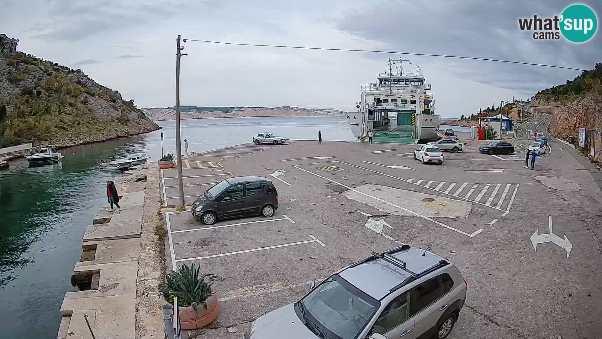 Spletna kamera trajektno pristanišče Prizna – proti otoku Pag