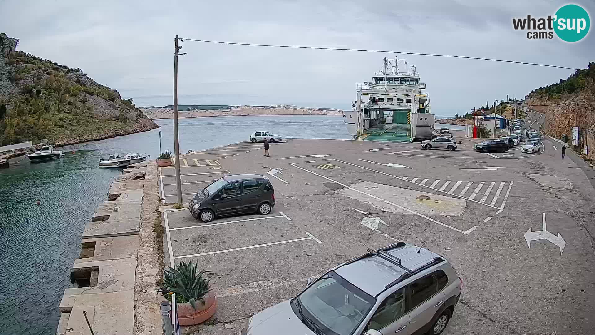 Spletna kamera trajektno pristanišče Prizna – proti otoku Pag