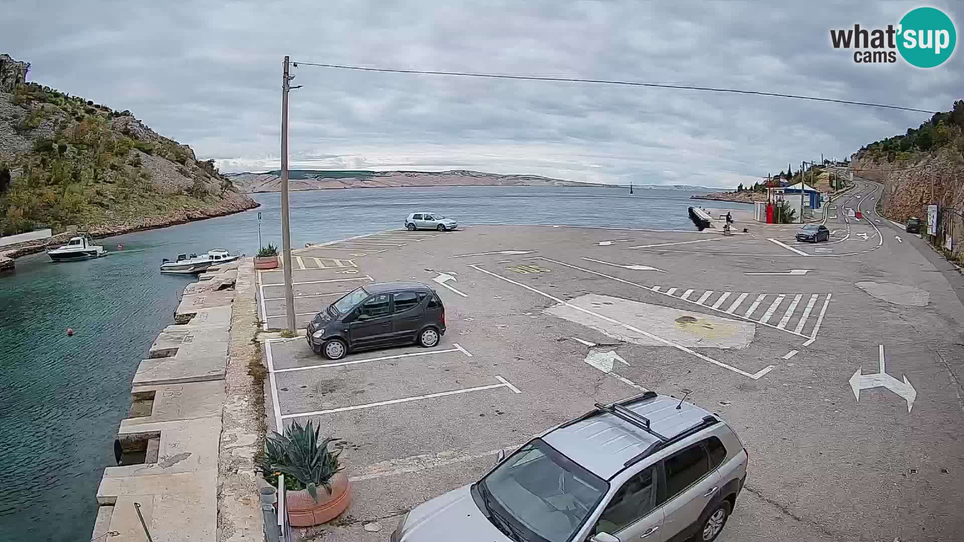 Spletna kamera trajektno pristanišče Prizna – proti otoku Pag