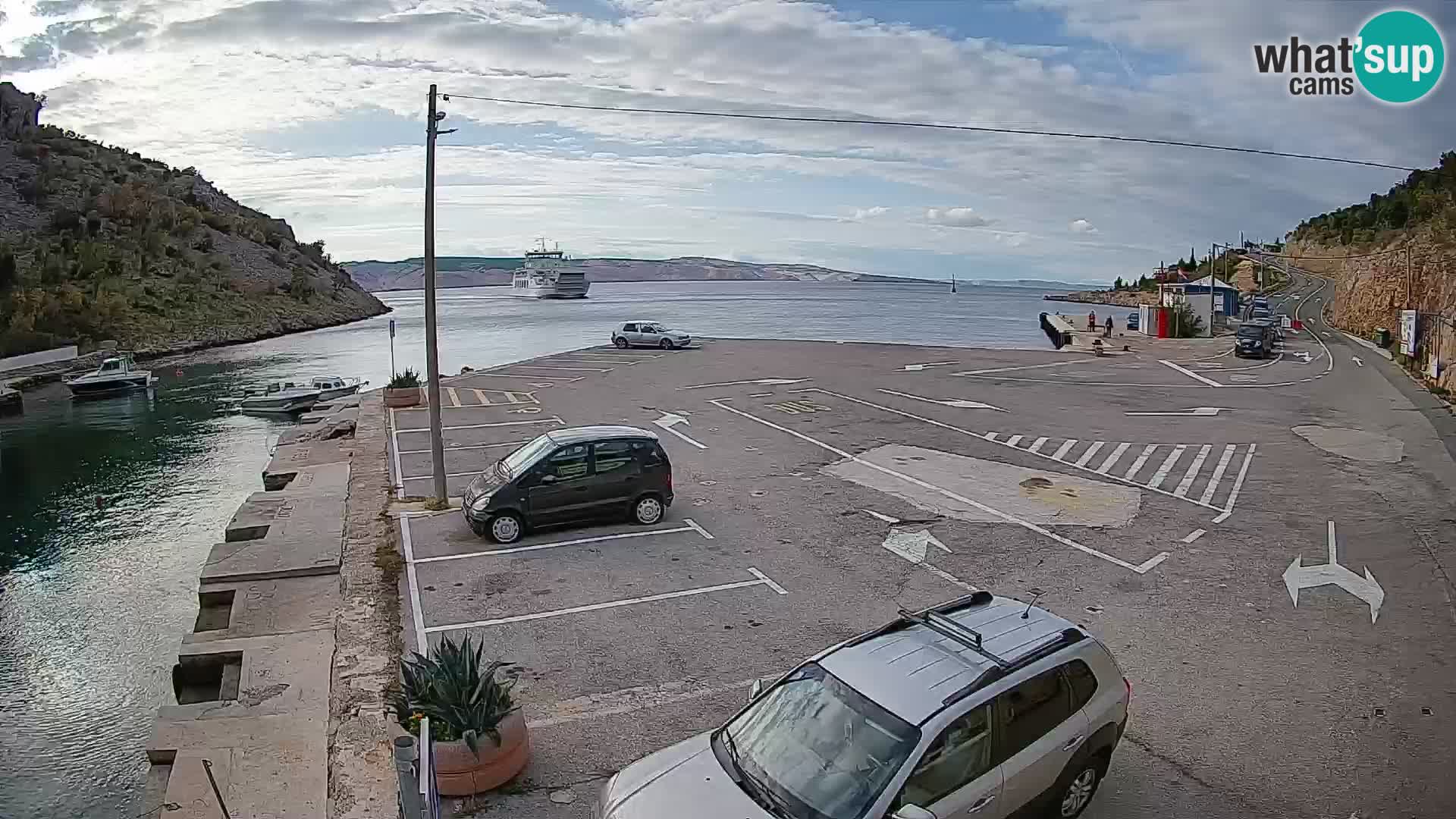 Spletna kamera trajektno pristanišče Prizna – proti otoku Pag