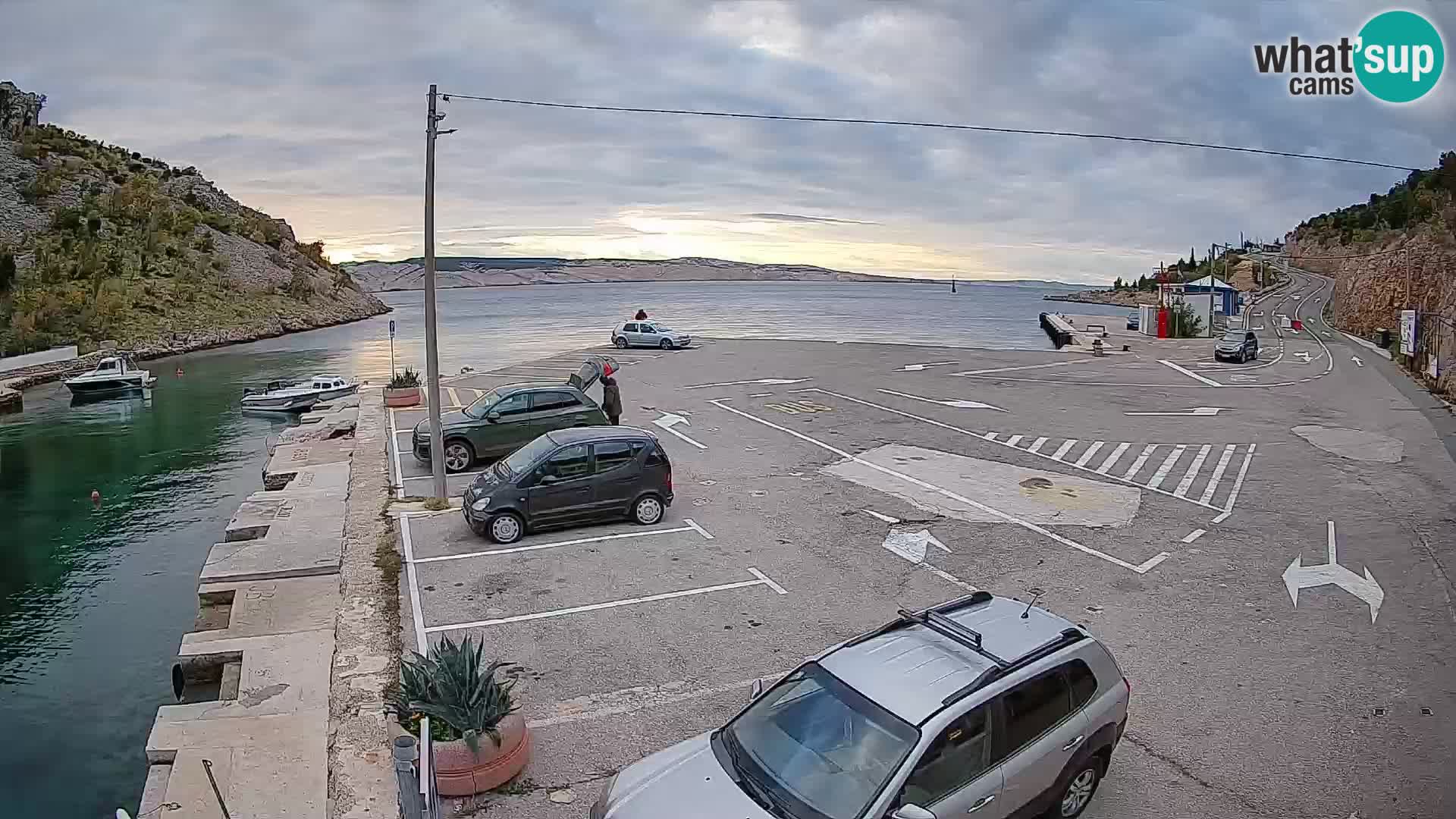 Spletna kamera trajektno pristanišče Prizna – proti otoku Pag