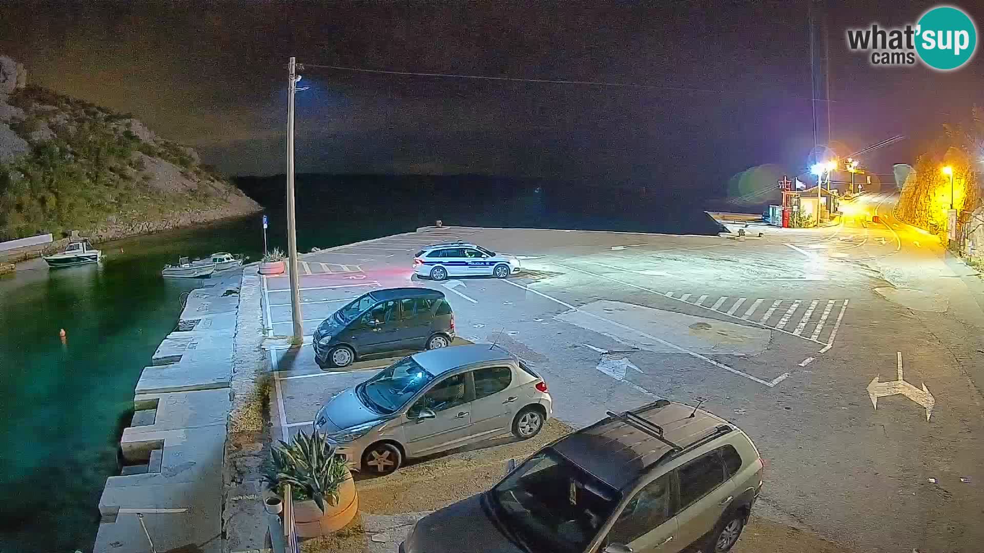 Spletna kamera trajektno pristanišče Prizna – proti otoku Pag