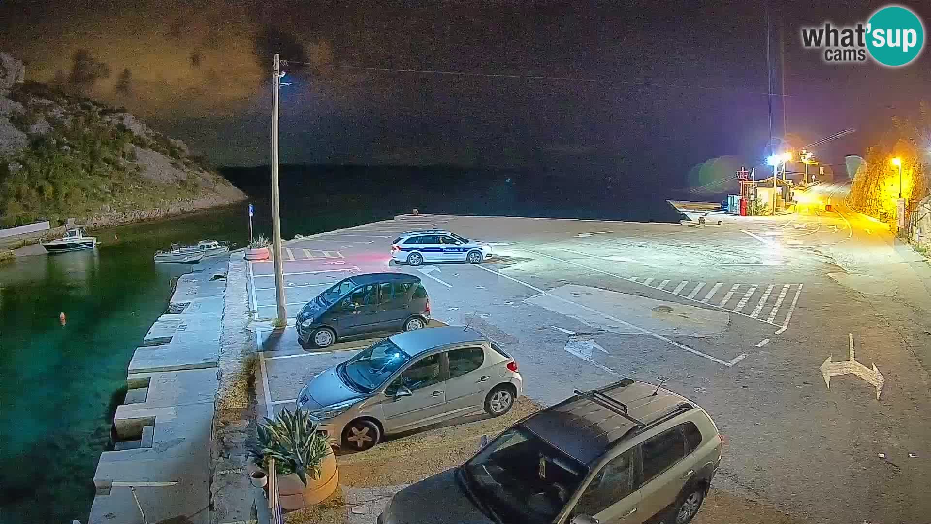 Spletna kamera trajektno pristanišče Prizna – proti otoku Pag