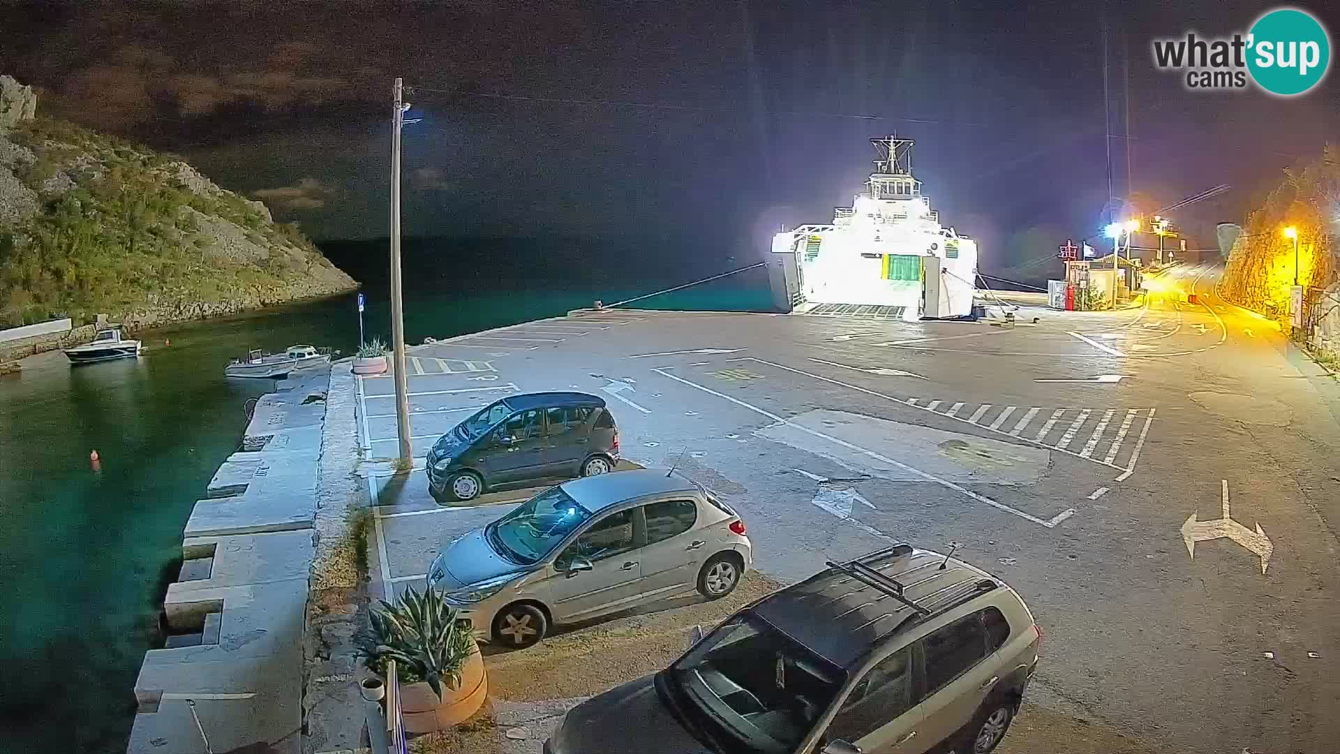 Spletna kamera trajektno pristanišče Prizna – proti otoku Pag