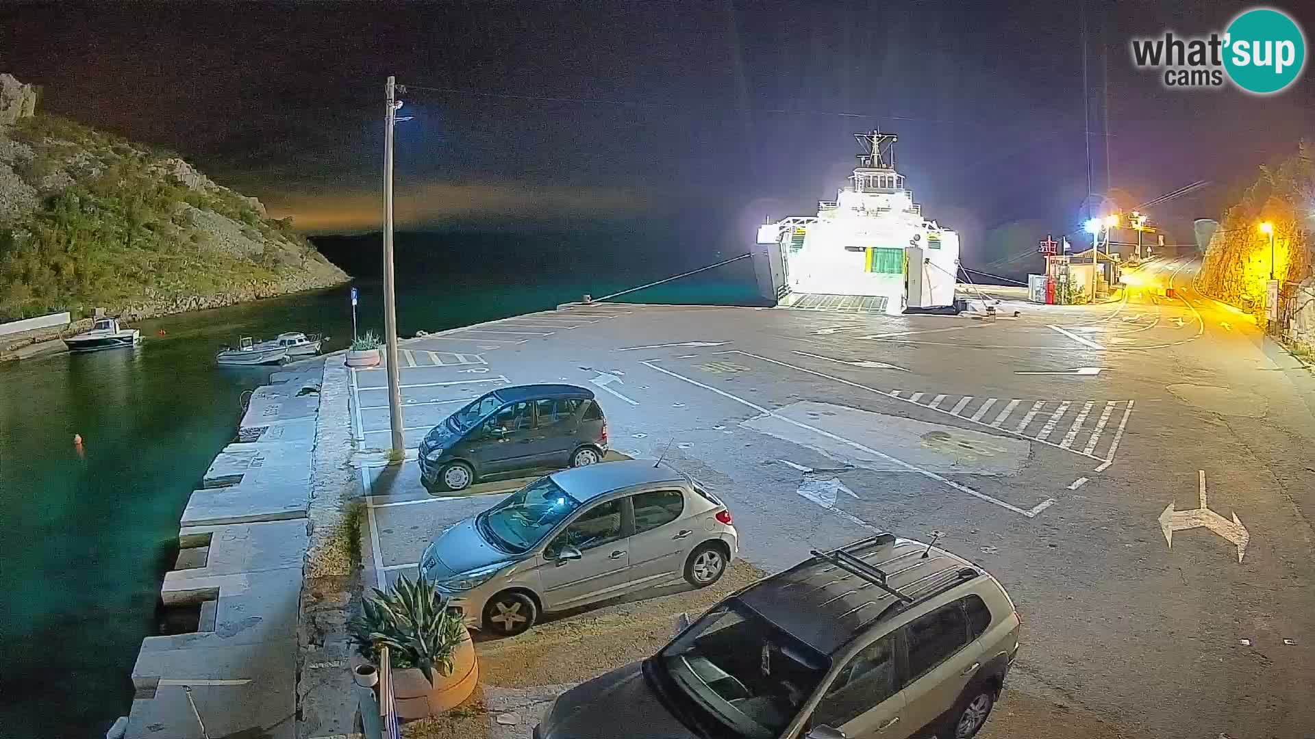 Spletna kamera trajektno pristanišče Prizna – proti otoku Pag