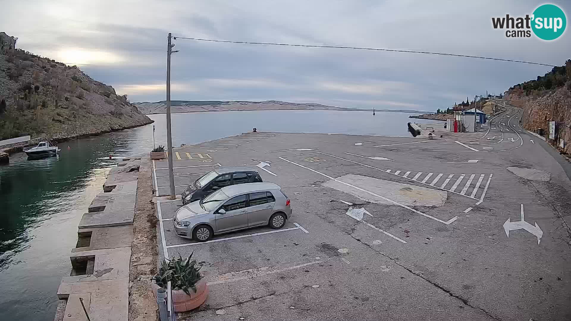 Spletna kamera trajektno pristanišče Prizna – proti otoku Pag