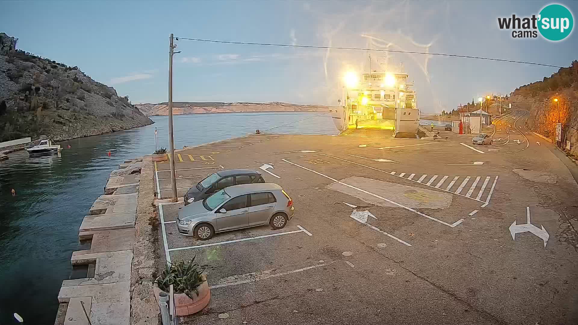 Spletna kamera trajektno pristanišče Prizna – proti otoku Pag